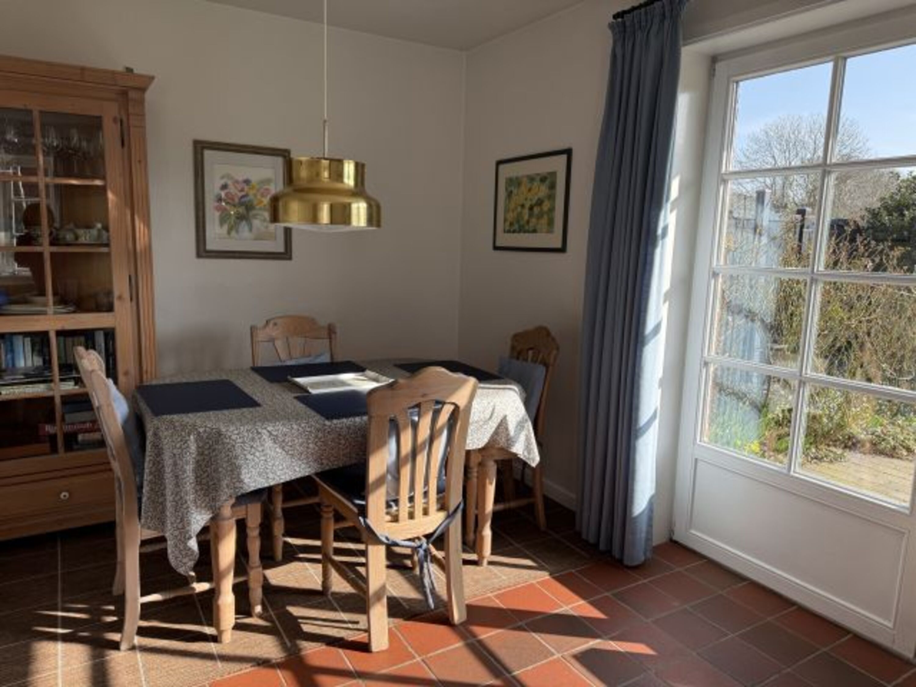 Esstisch mit Blick in den Garten und auf die Terrasse