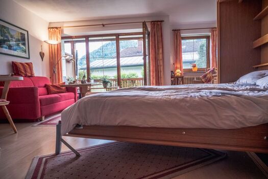 Nachts verwandelt sich der Wohnbereich in ein Schlafzimmer. Das Schrankbett machts möglich.