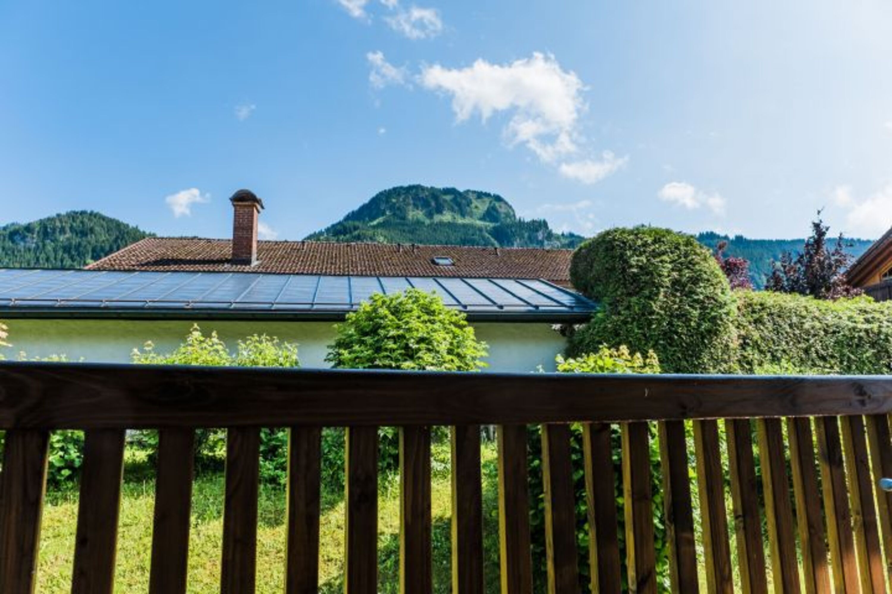 Blick von der Liege auf dem Balkon in die Bergwelt.