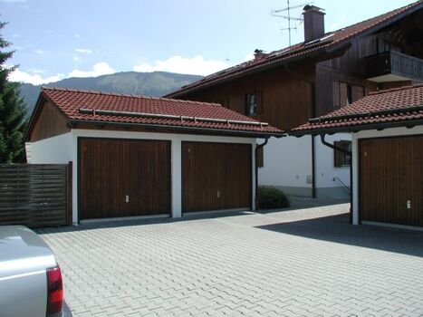 Die linke Garage vor dem Haus gehört zu unserer Wohnung