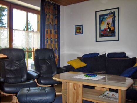 Wohnzimmer mit Flach- TV