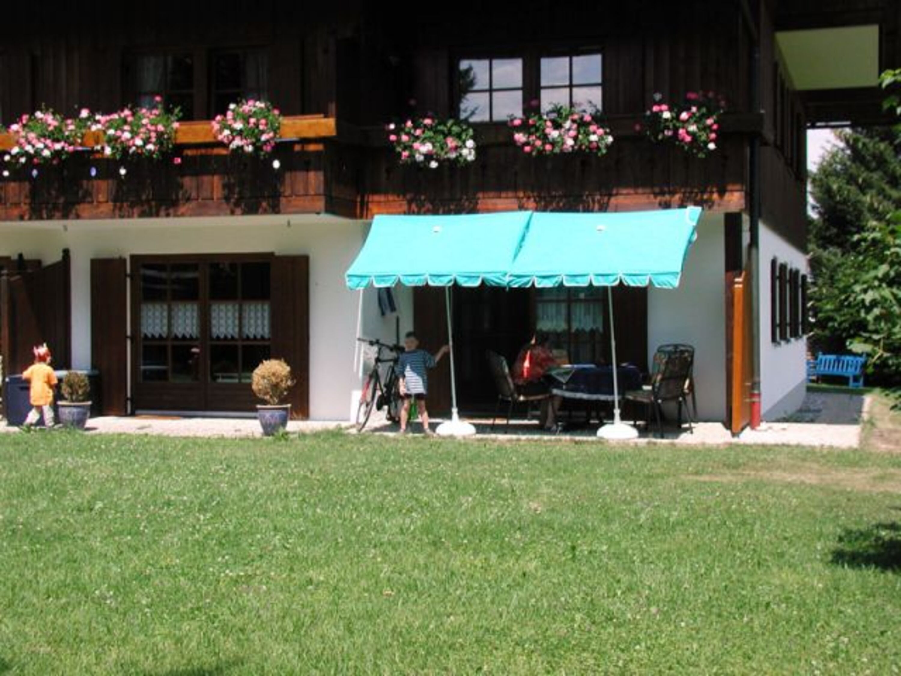 Unsere Terrasse vor dem Eß- und Wohnzimmer