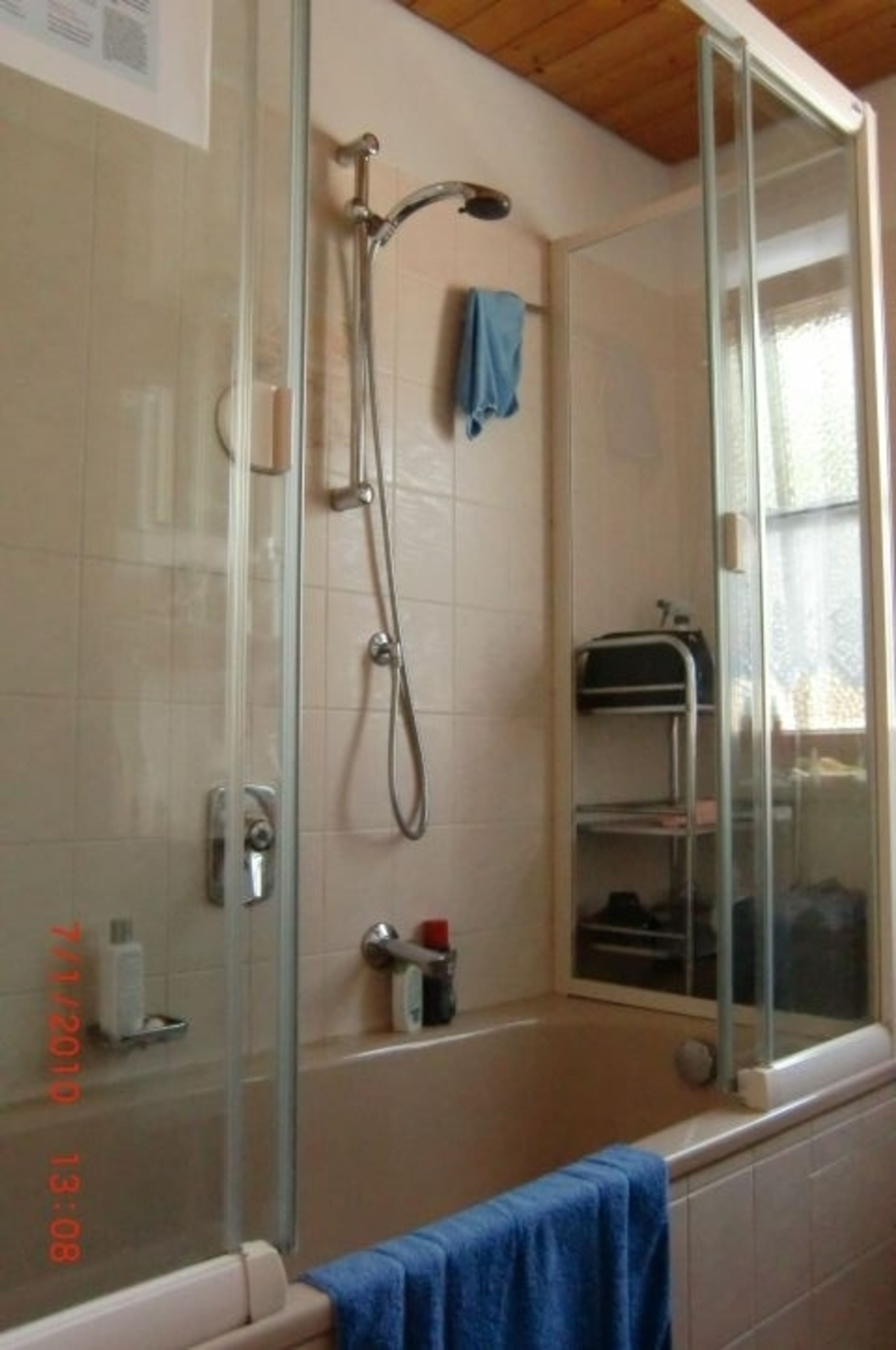 Badewanne mit Duschkabine