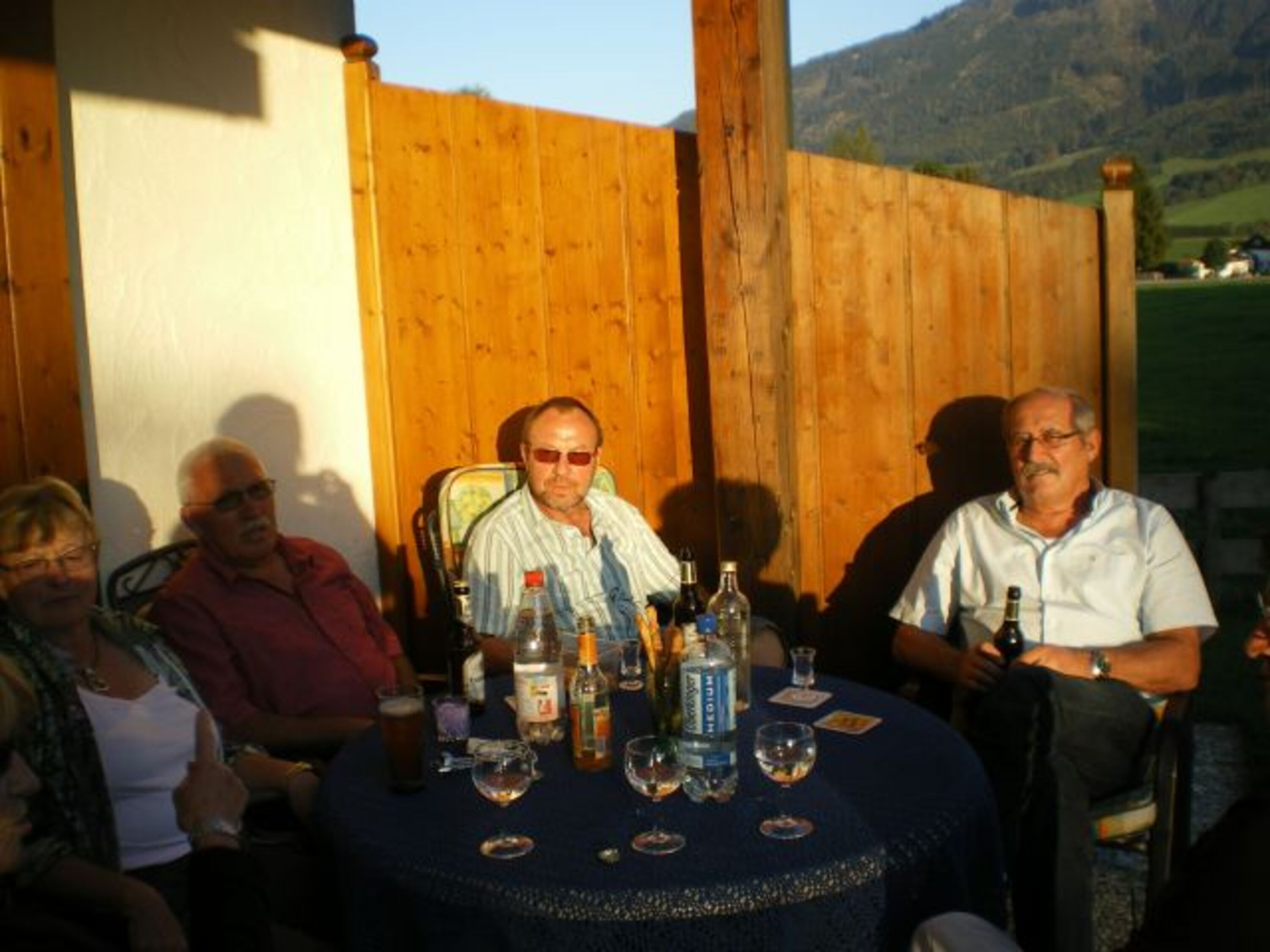 Freunde, mein Mann und ich genießen die Herbstsonne