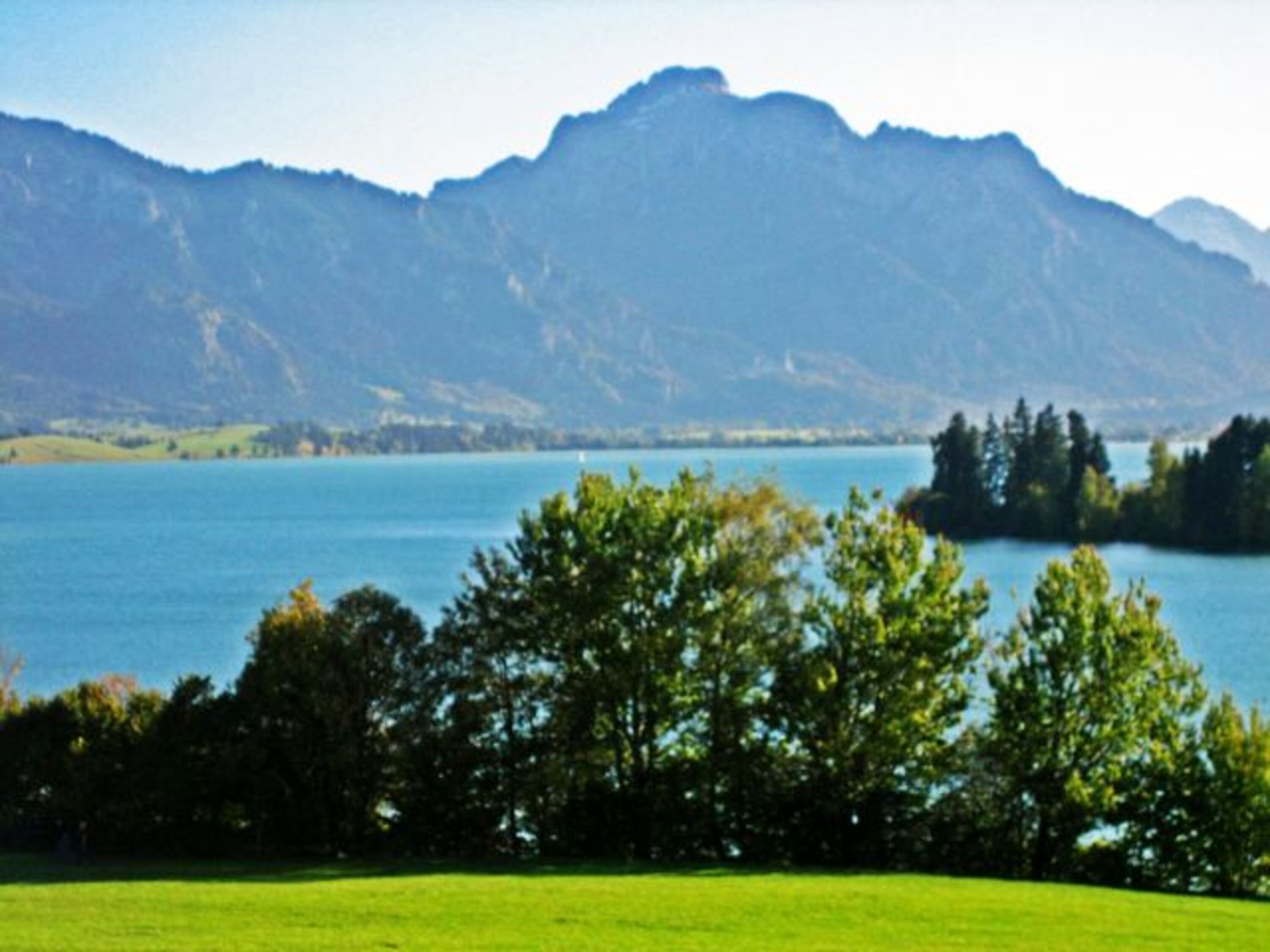 Forgensee mit Tegelberg im blauen Nachmittagslicht