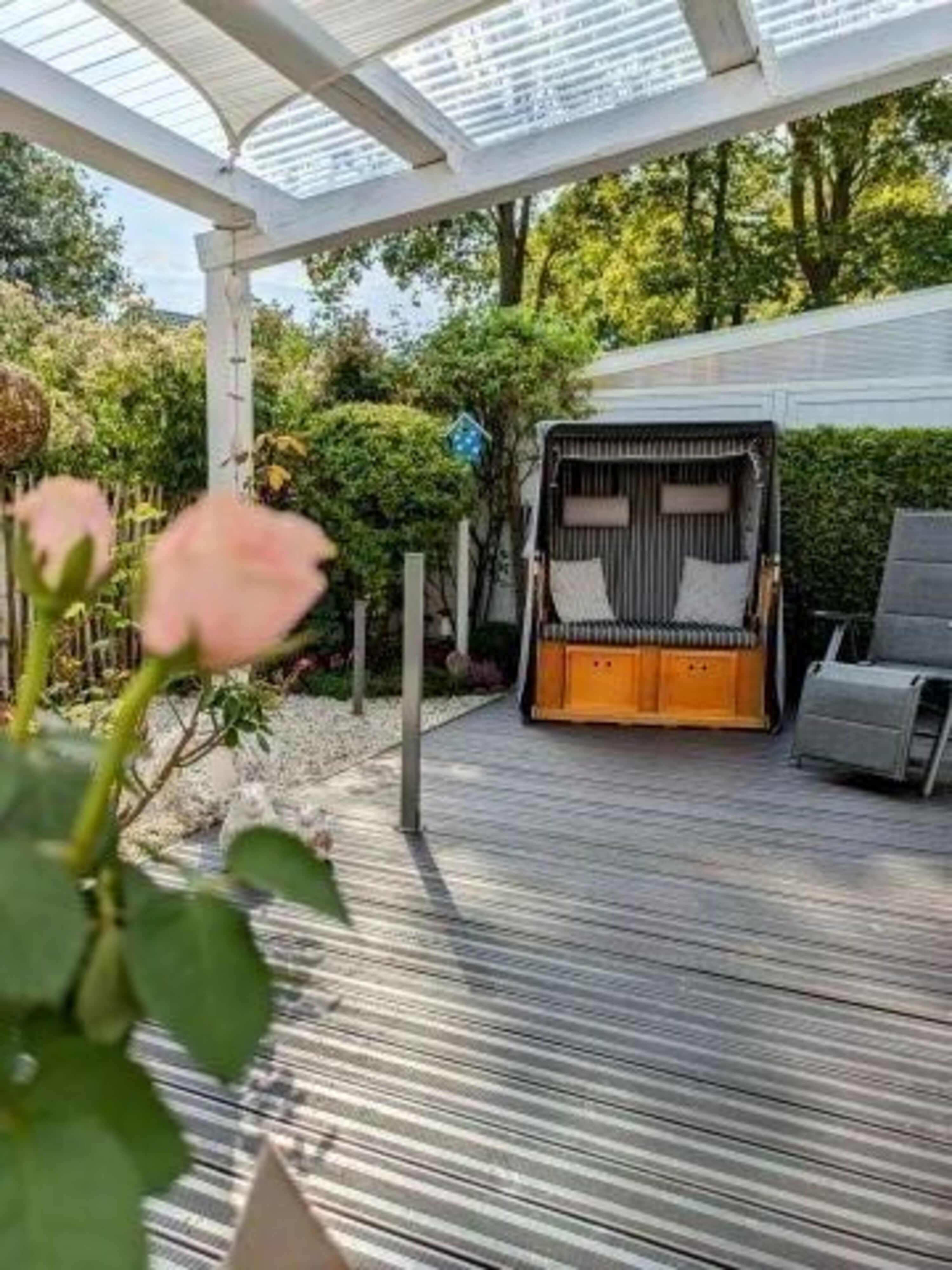 Terrasse mit Strandkorb / zwei Liegestühle