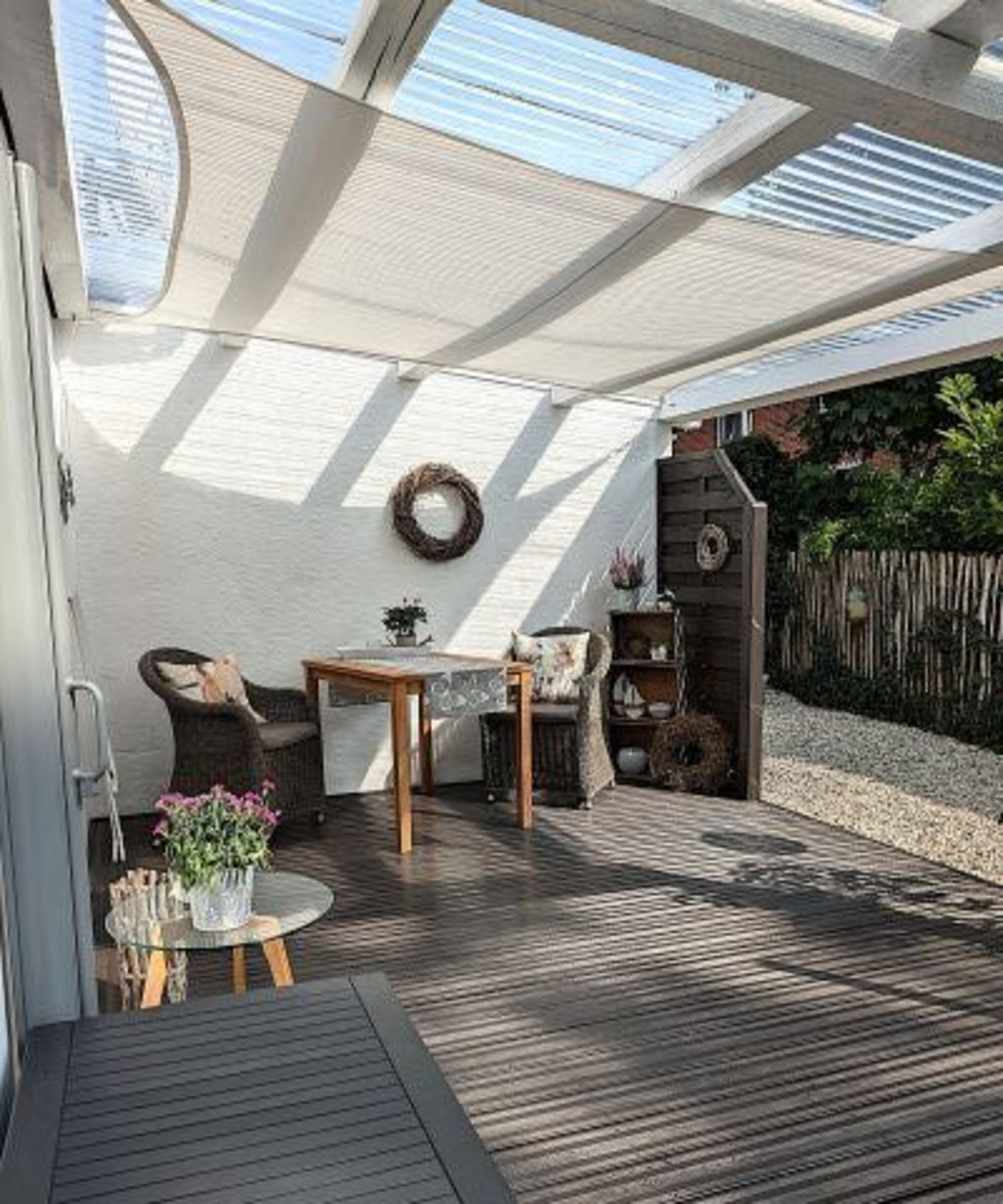 Überdachte Terrasse mit gemütlicher Sitzecke