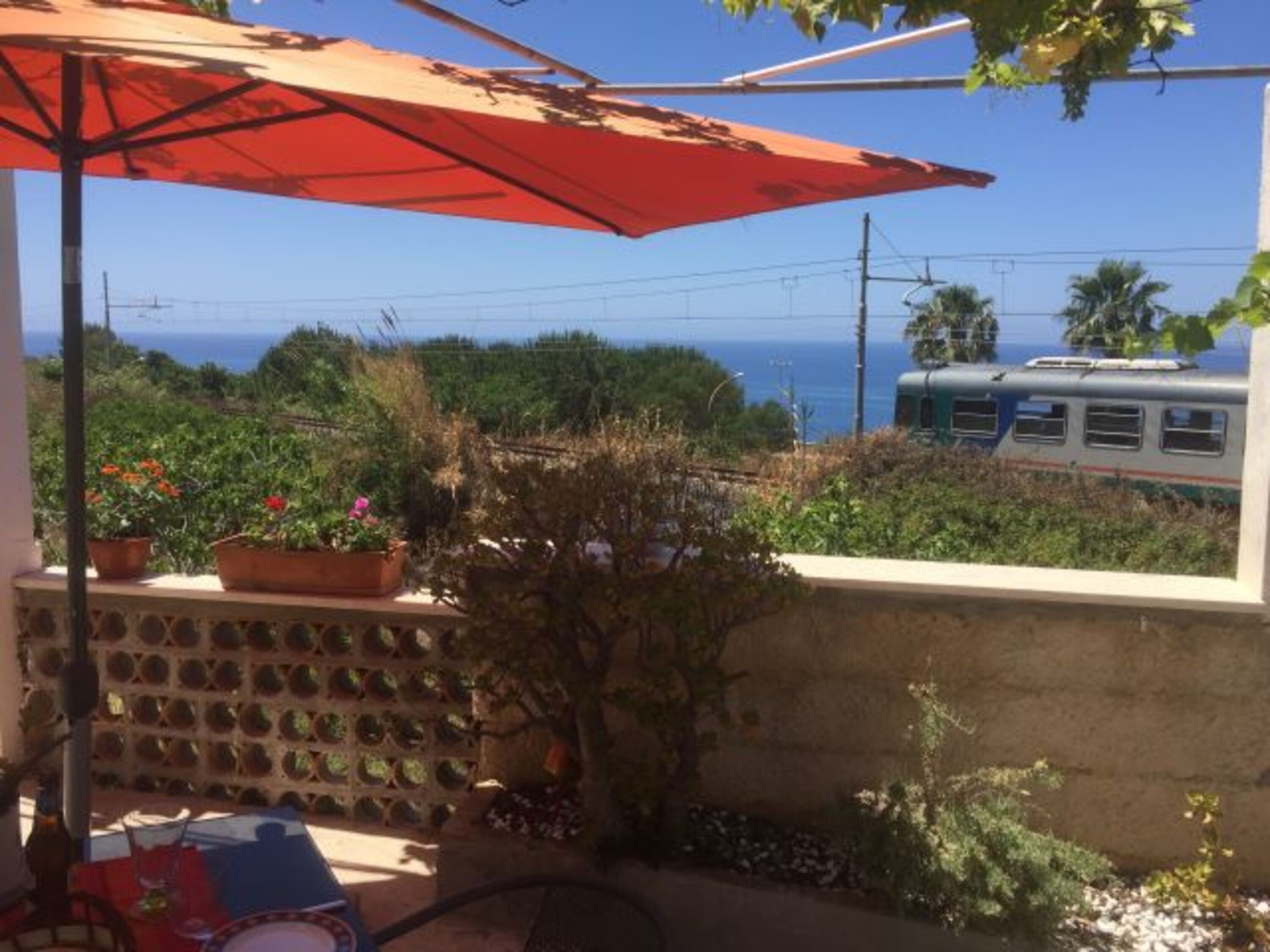 obere Terrasse mit Blick auf`s Meer