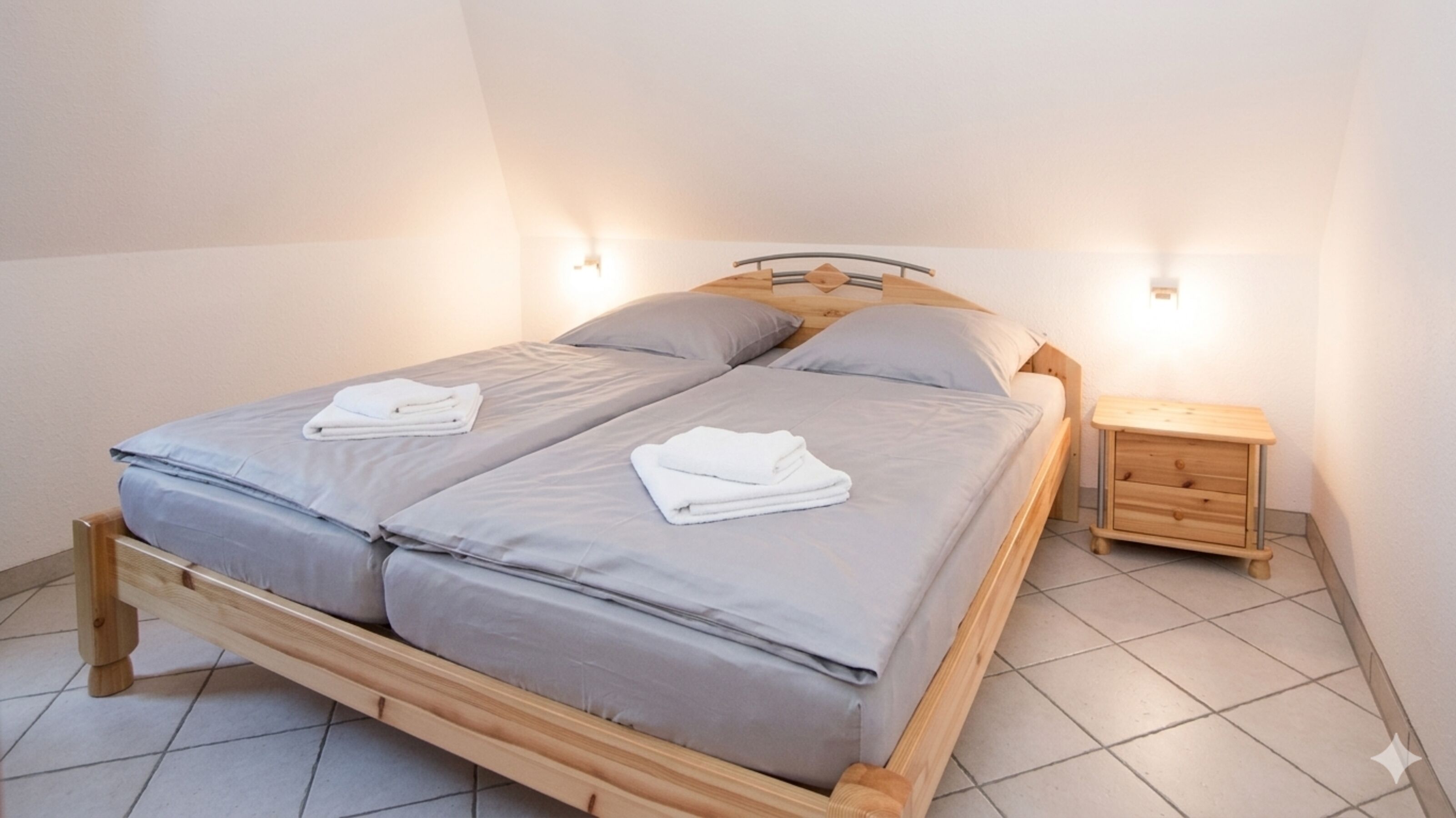 Schlafzimmer 1 - Füße hochlegen und im kuscheligen Bett traumhaft entspannen.