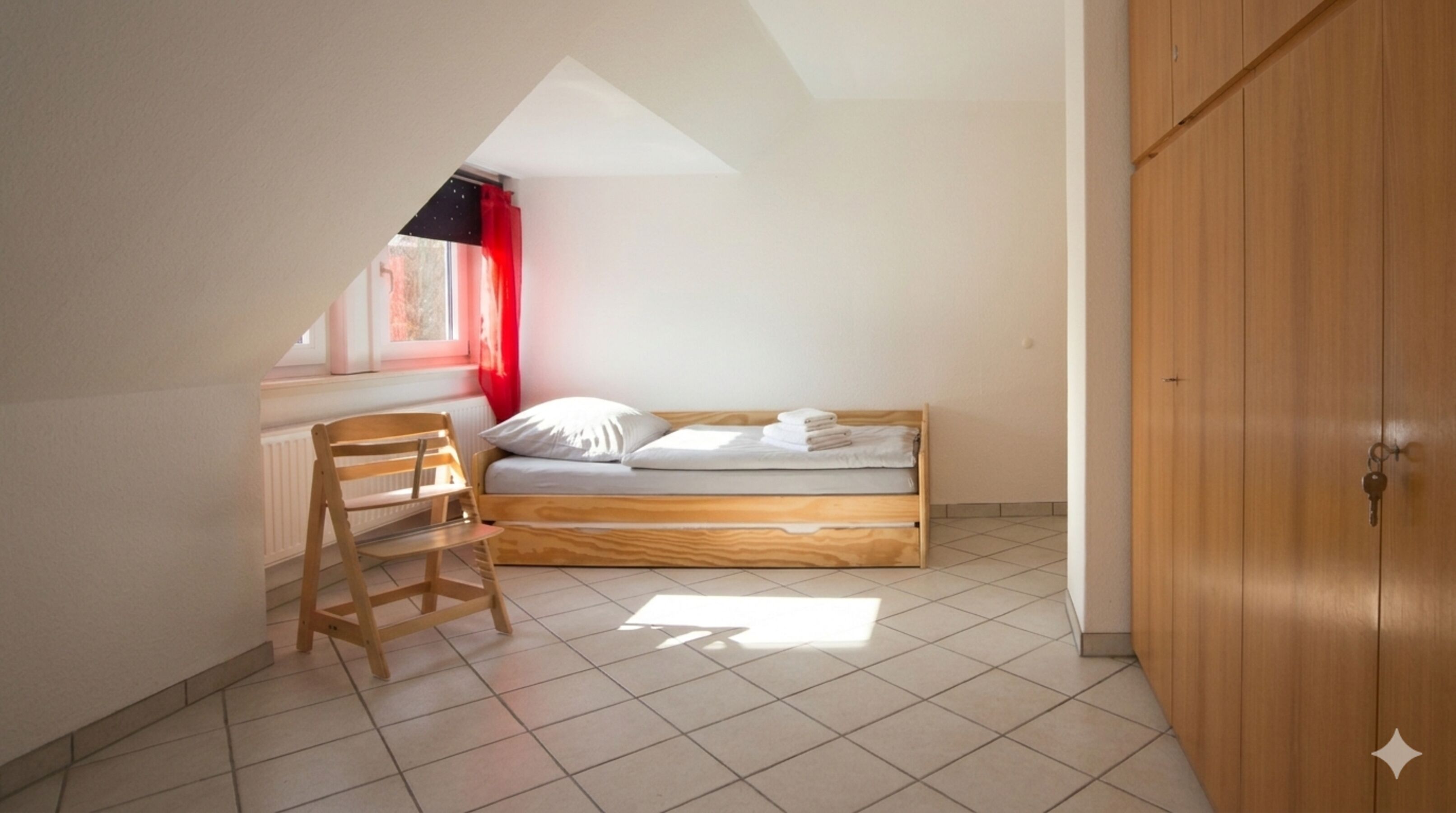 Schlafzimmer 2 - cooles Tandembett – einfach ausziehen und schon ist Platz für zwei. Richtig praktisch!
