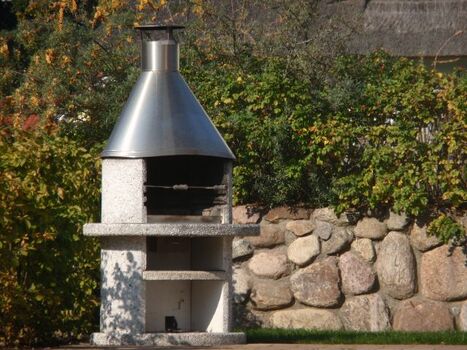 Terrasse mit Steinofengrill