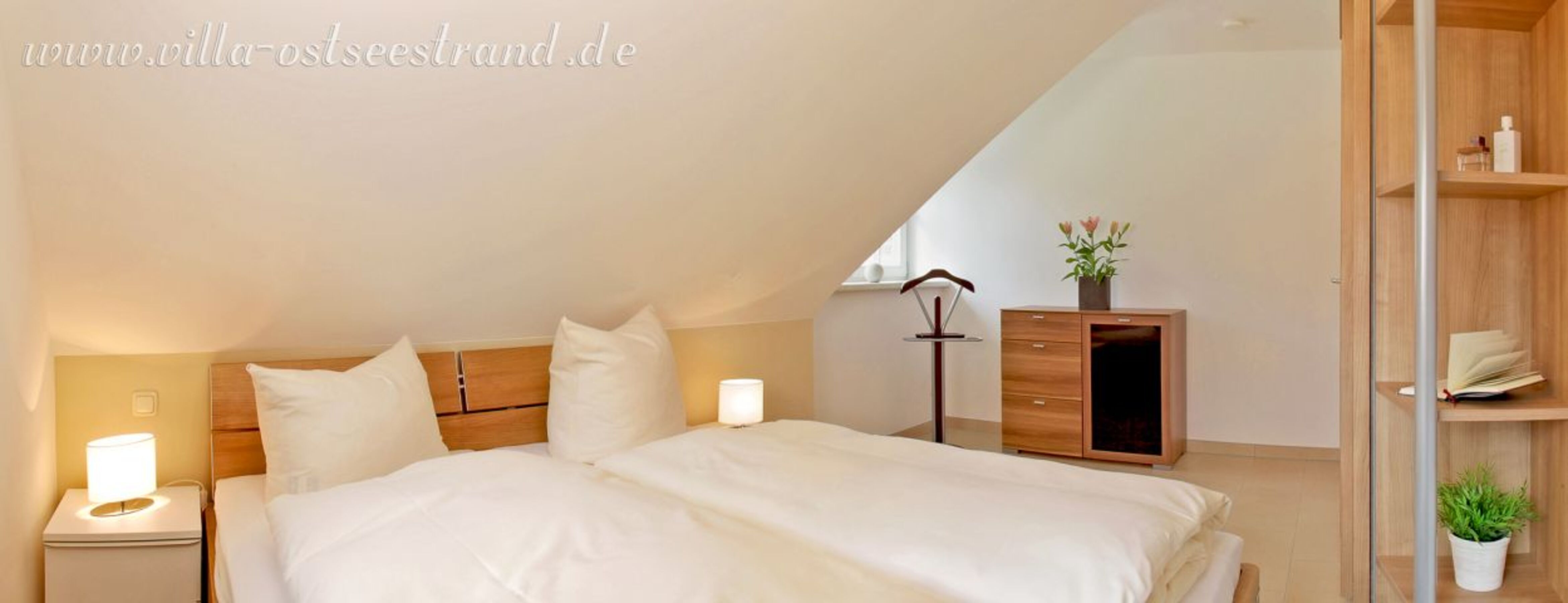 1. Schlafzimmer mit Doppelbett im OG