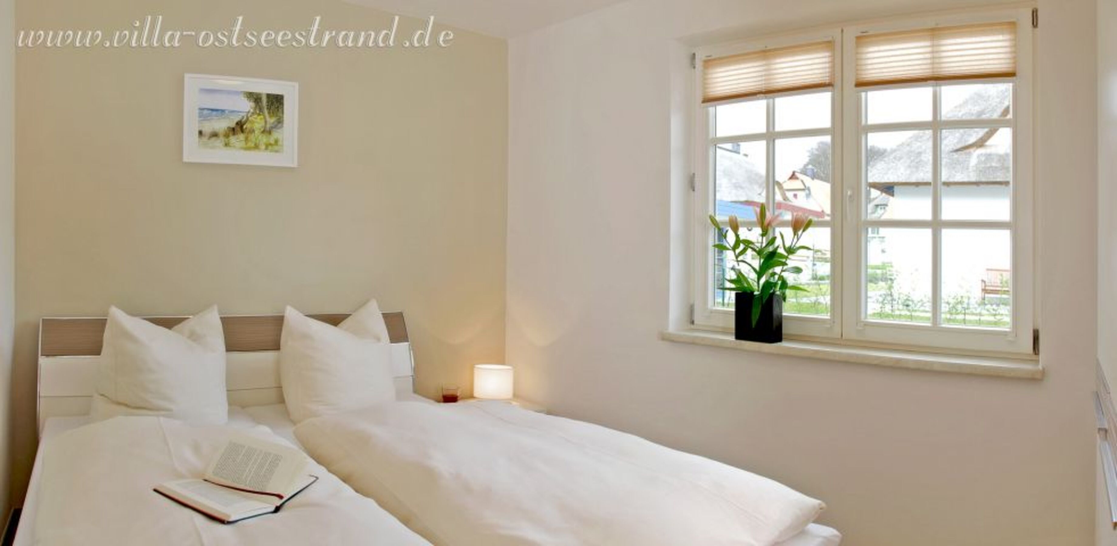 Schlafzimmer mit Doppelbett im EG