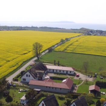 Die Unterkunft liegt dicht an dem Küstenstreifen mit Sicht auf die Nachbarinsel Hiddensee