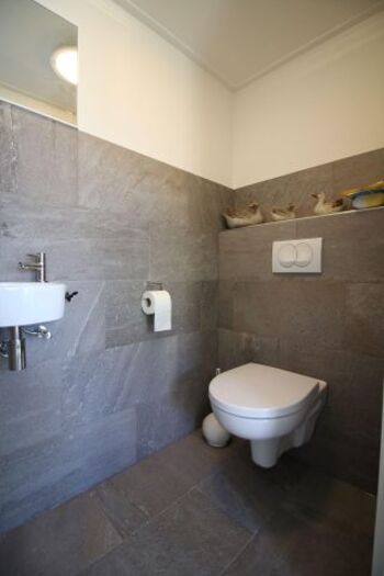 Toilette mit Waschbecken