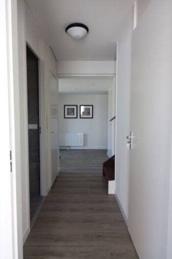 Eingang mit Treppe, WC, Garderobe und Badezimmer