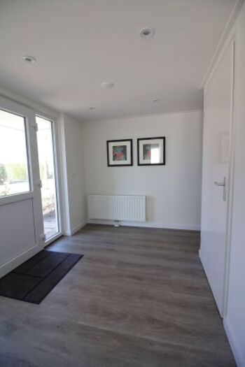 Eingang mit Garderobe und WC