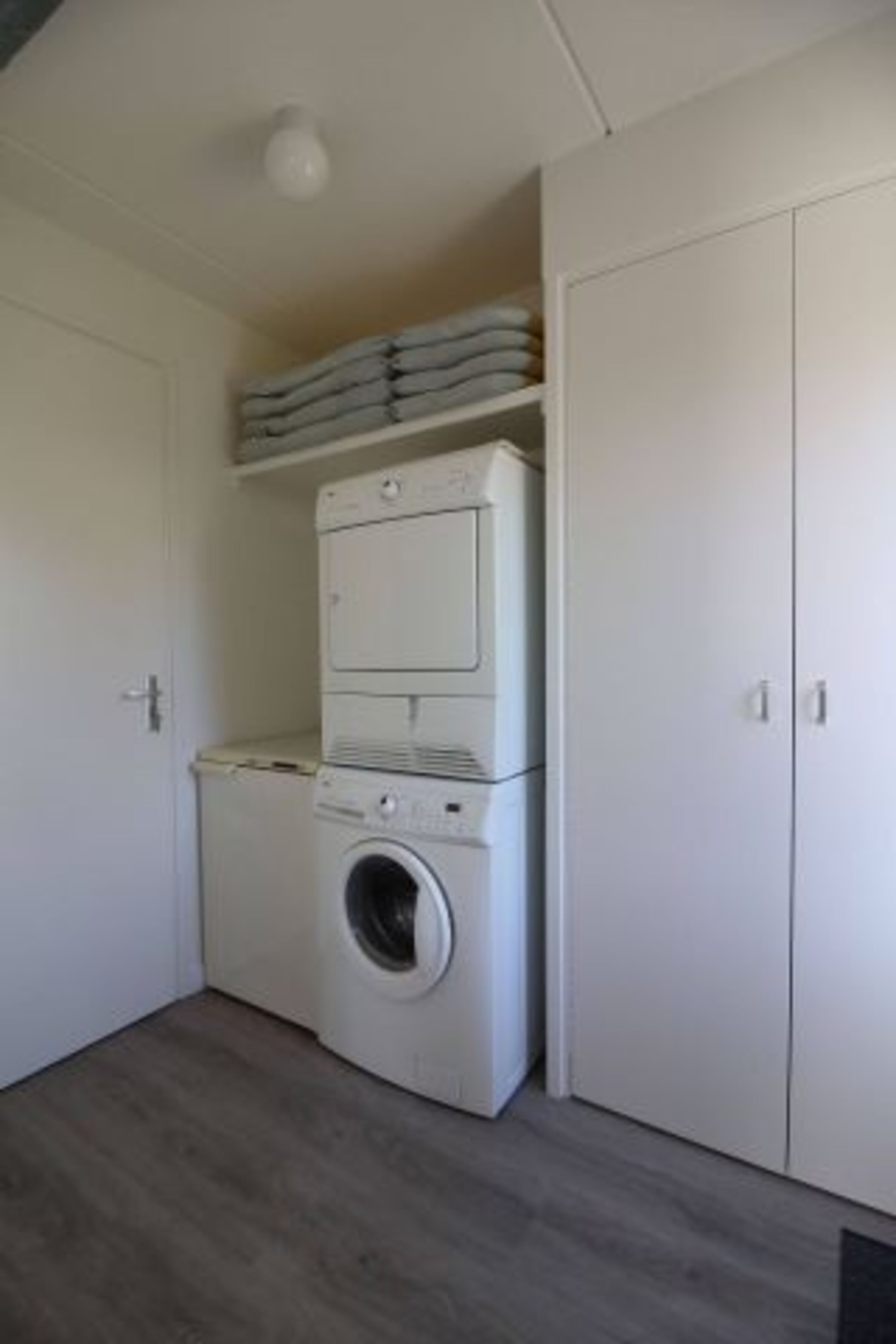 Hauswirtschaftsraum mit Wasmaschine, Trockener ,Gefrierschrank