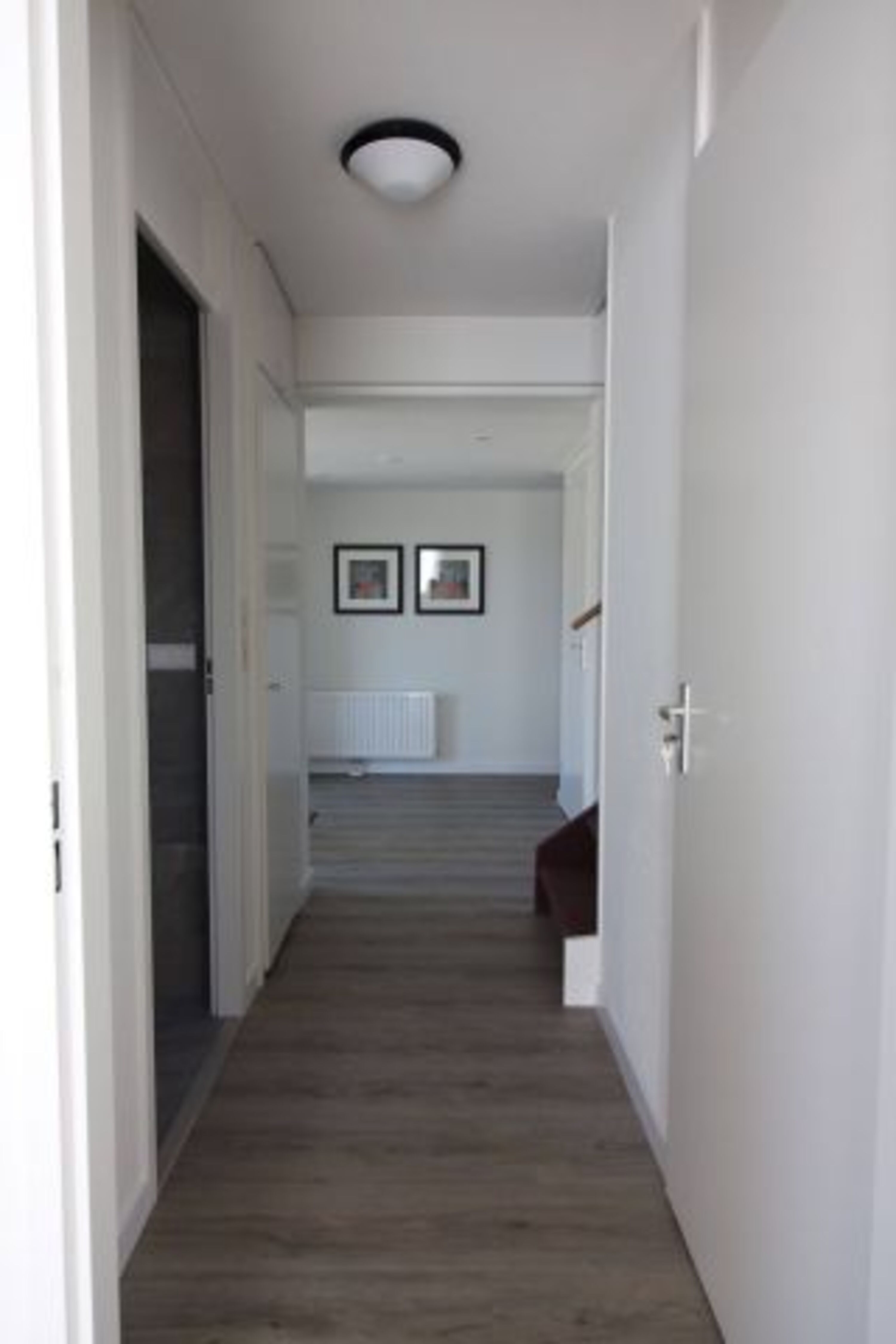 Eingang mit Treppe, WC, Garderobe und Badezimmer