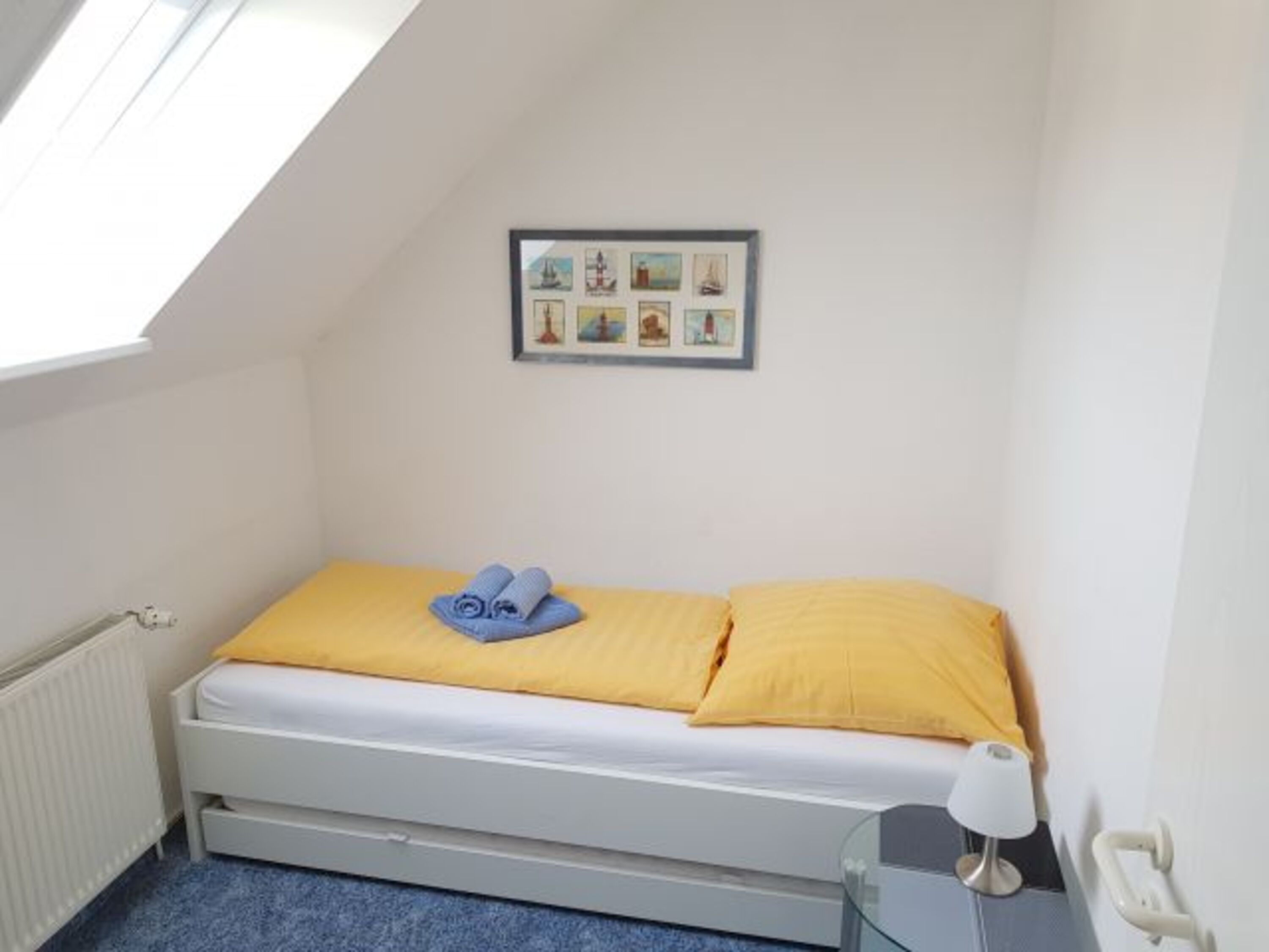 Einzelbett im kleinen Zimmer