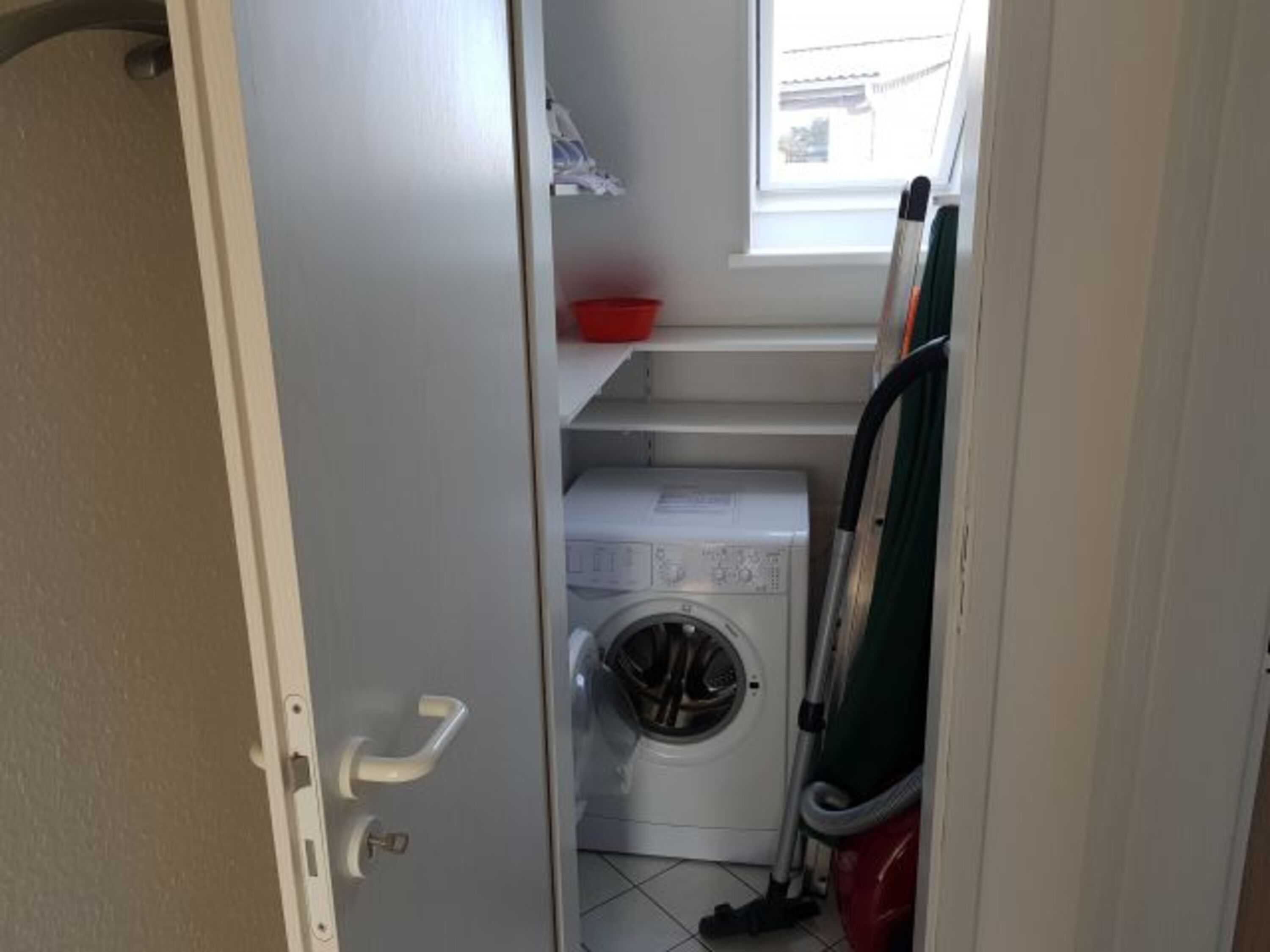 Kleiner Haushaltsraum mit Waschmaschine / Trockner