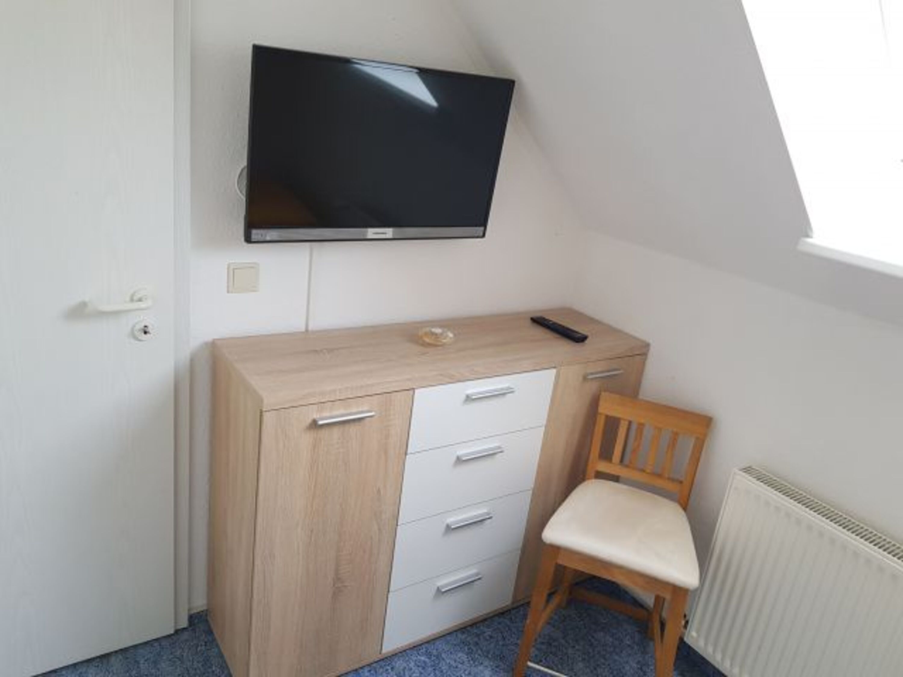 Fernseher im kleinen Zimmer