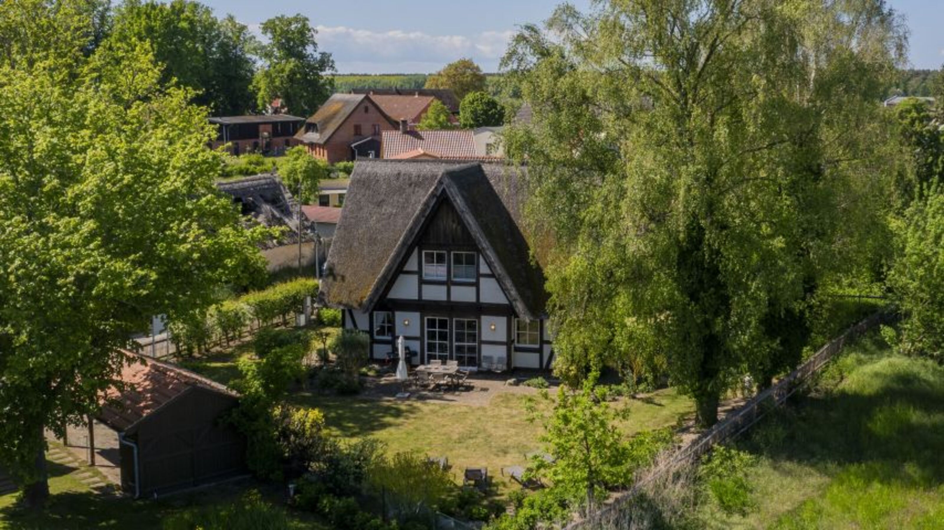 Ferienhaus Flieder - Außenansicht & Garten