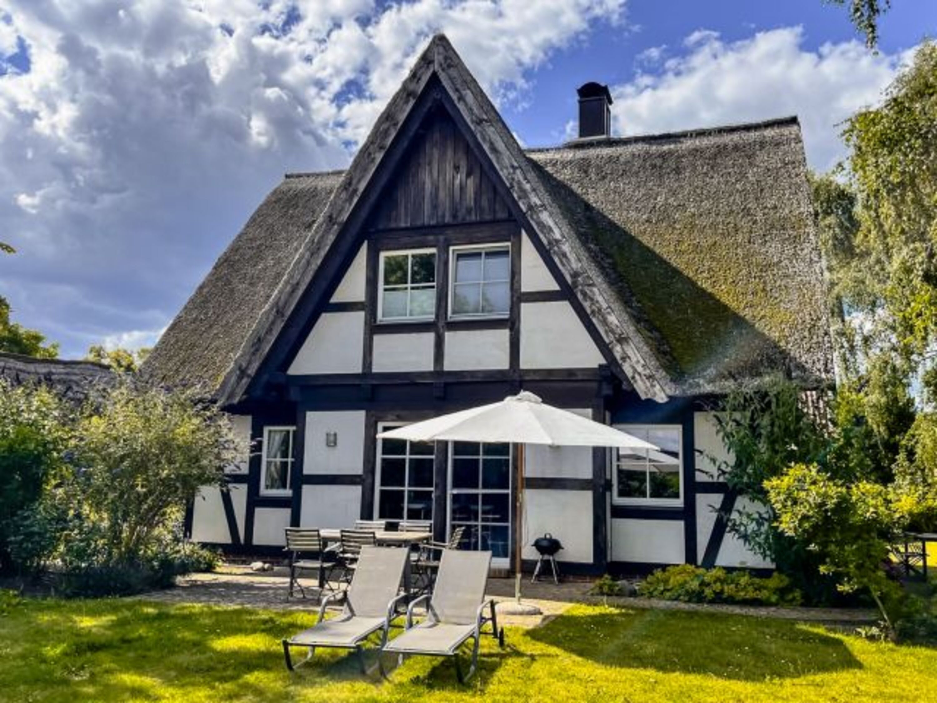 Ferienhaus Flieder - Außenansicht, Garten & 2. Terrasse