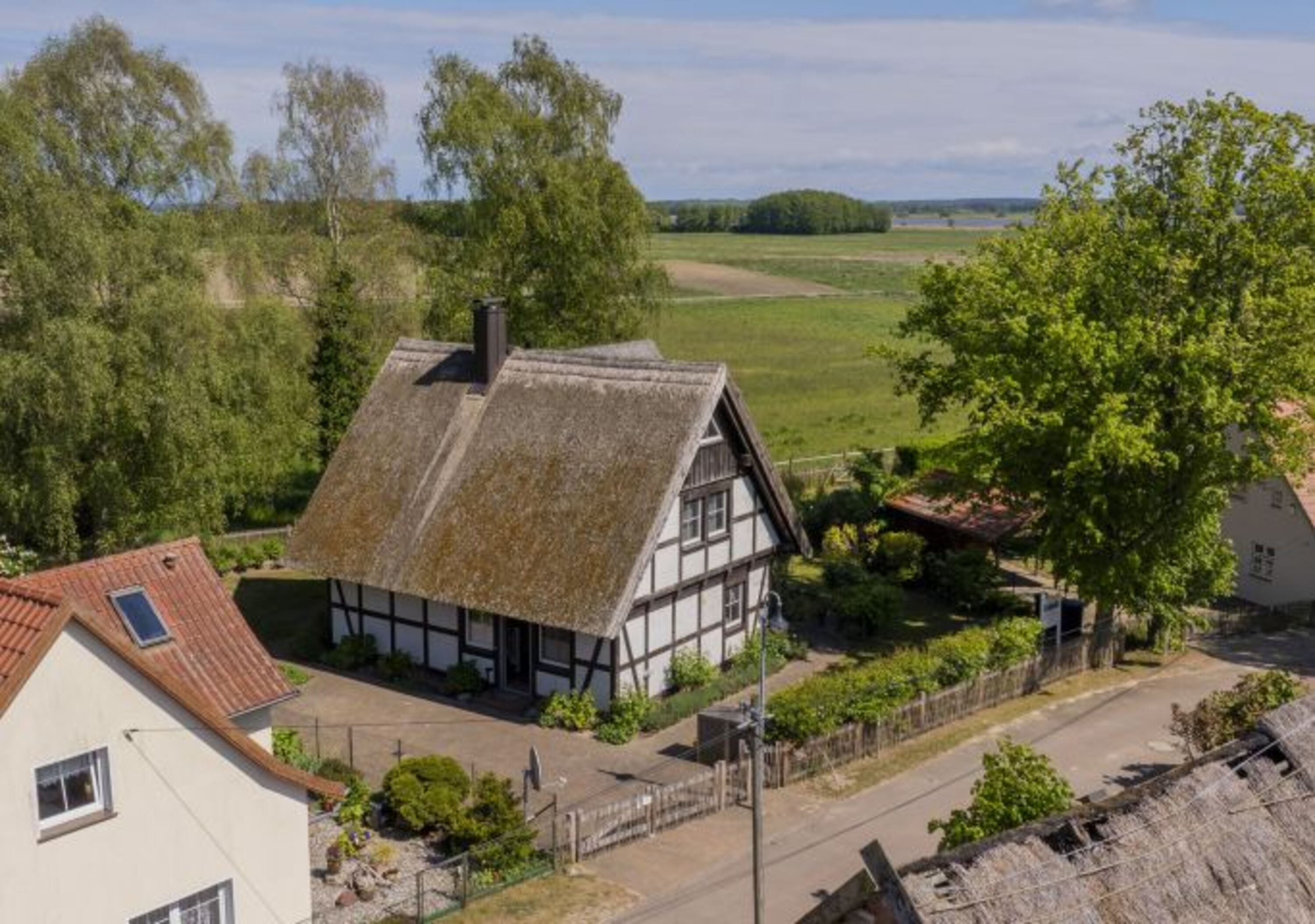 Ferienhaus Flieder - Außenansicht & komplett umzäuntes Grundstück