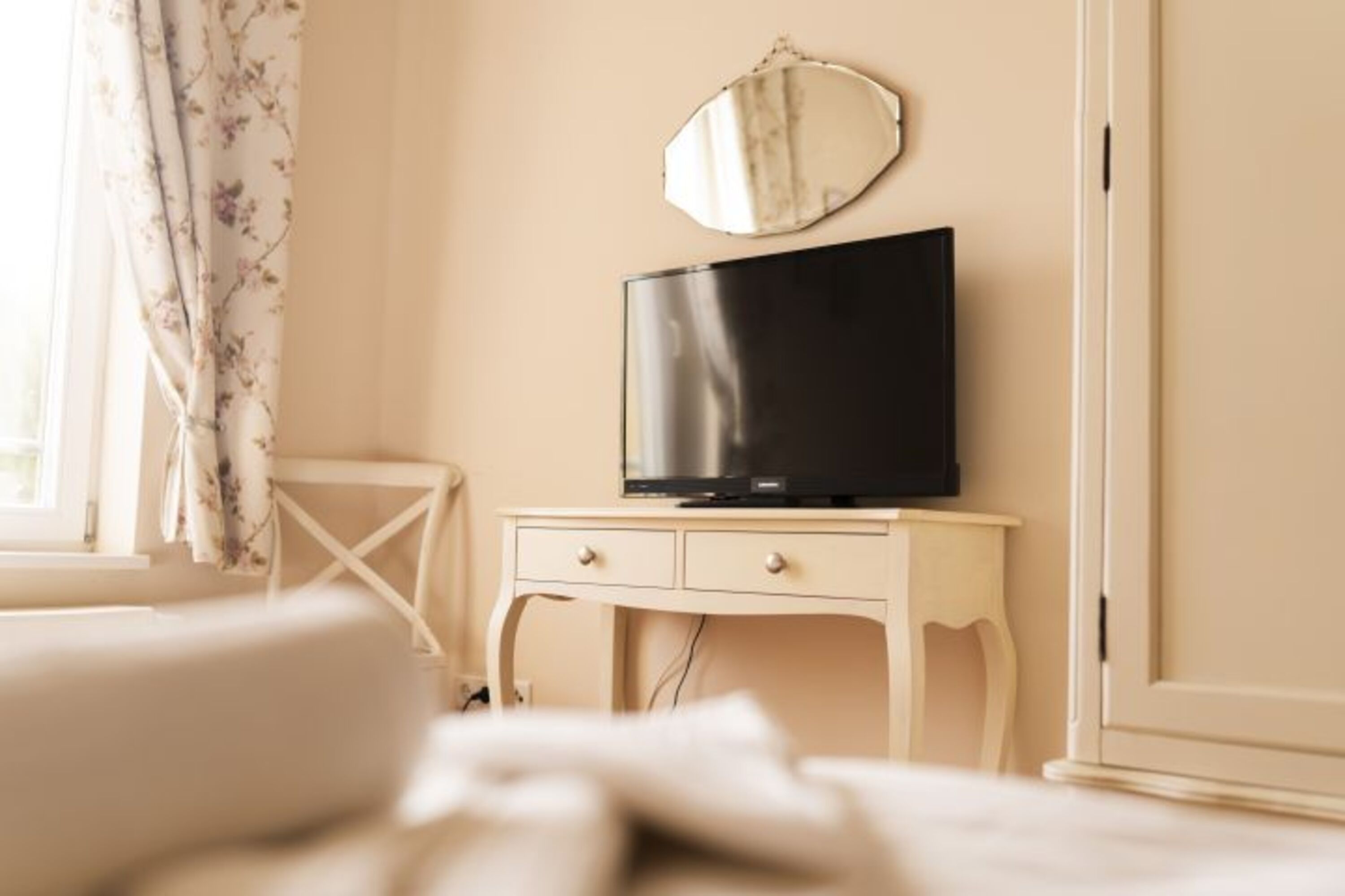 Reetdachhaus Schwalbe - Schlafzimmer 1 mit TV