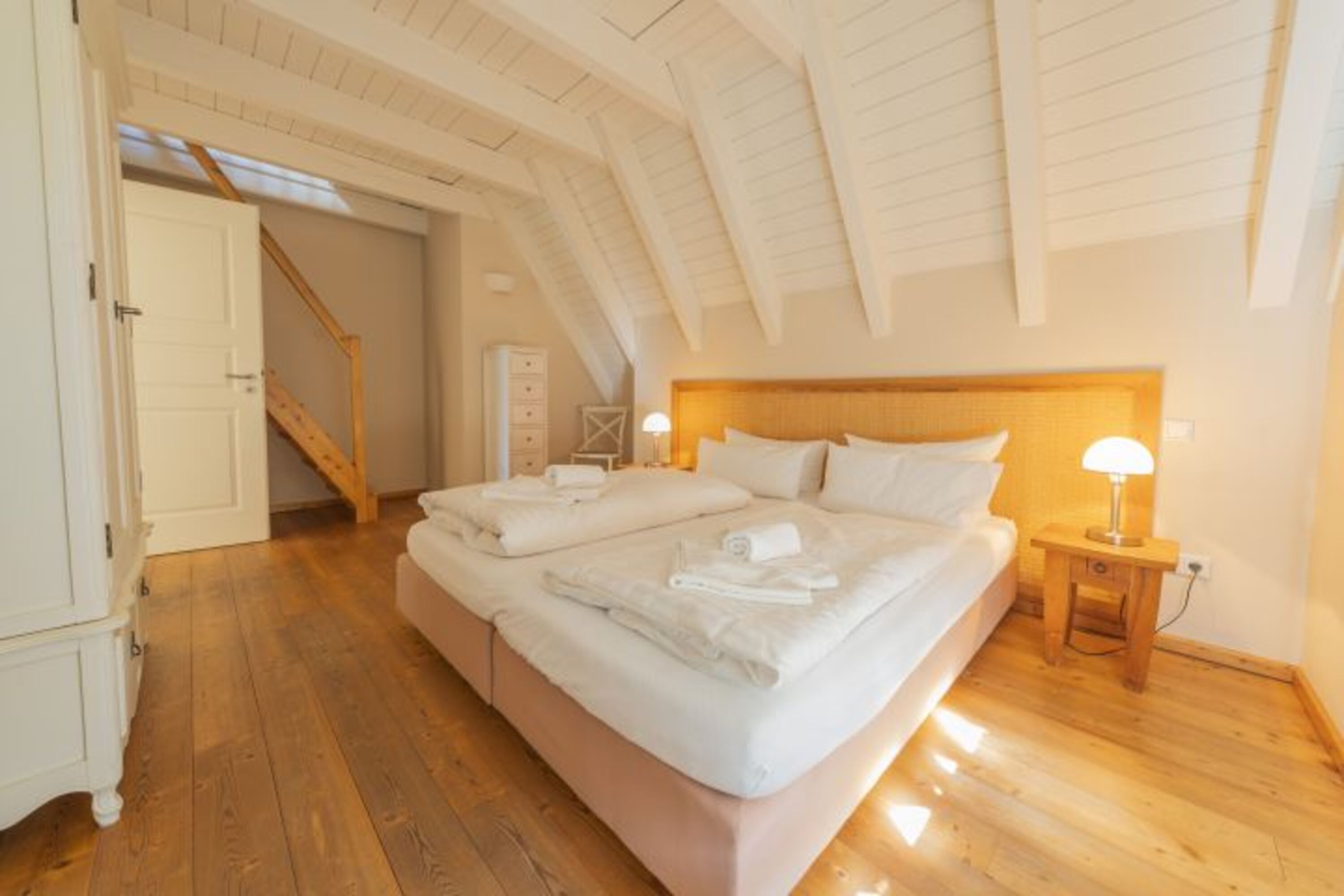 Reetdachhaus Schwalbe - Schlafzimmer 1 mit Aufgang zum Spitzboden