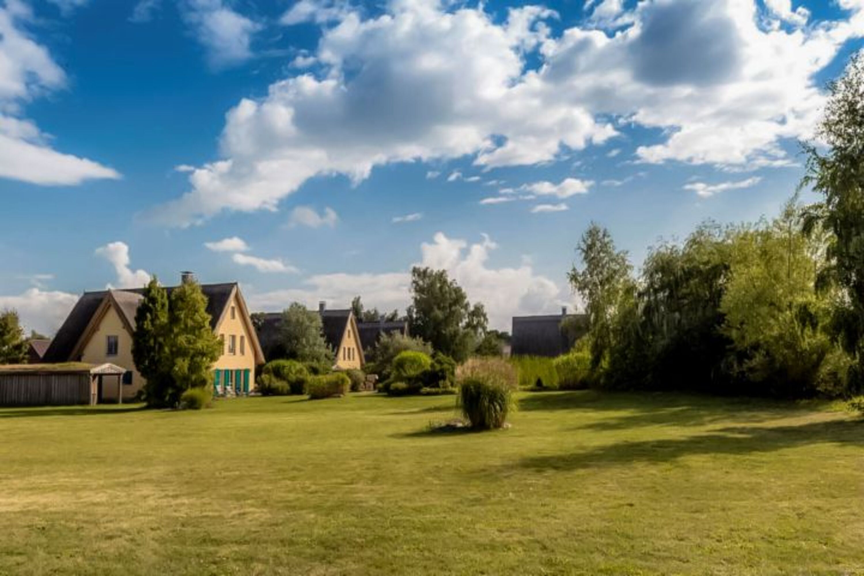 Reetdachhaus in Krienke - 4-Haus Anlage mit großer Gartenanlage