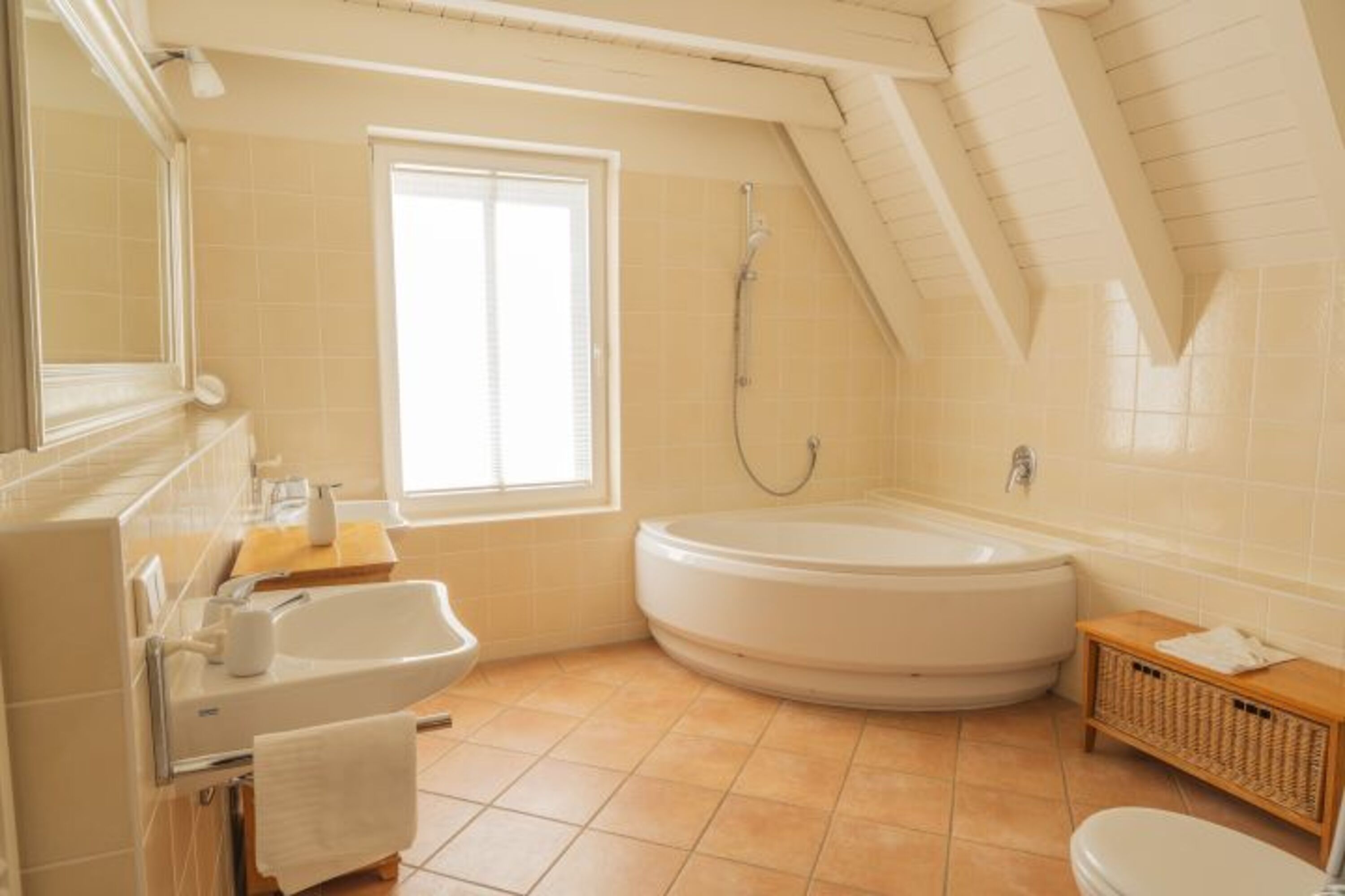 Reetdachhaus Schwalbe - Bad im 1. OG
