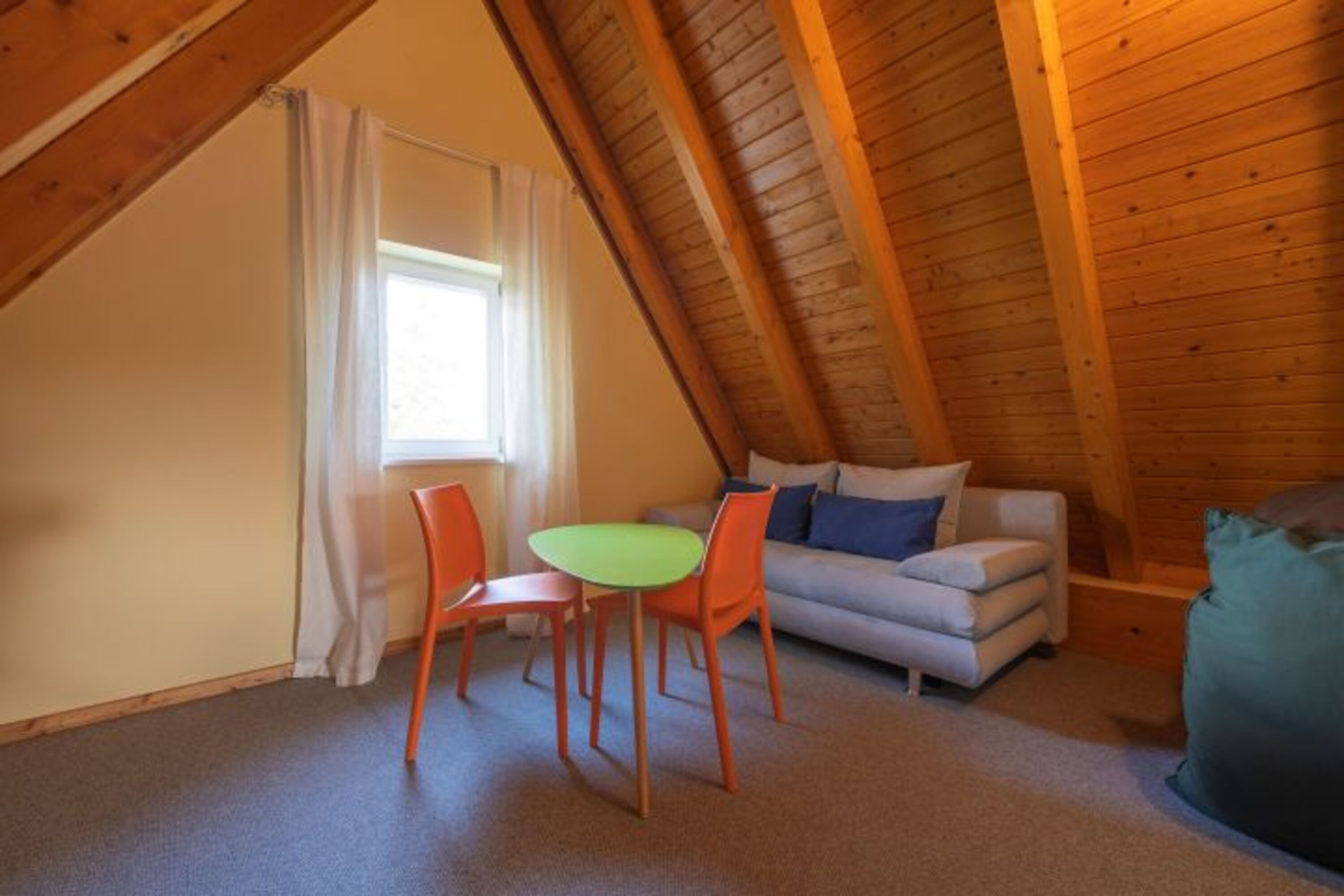 Reetdachhaus Schwalbe - Schlafcouch Spitzboden