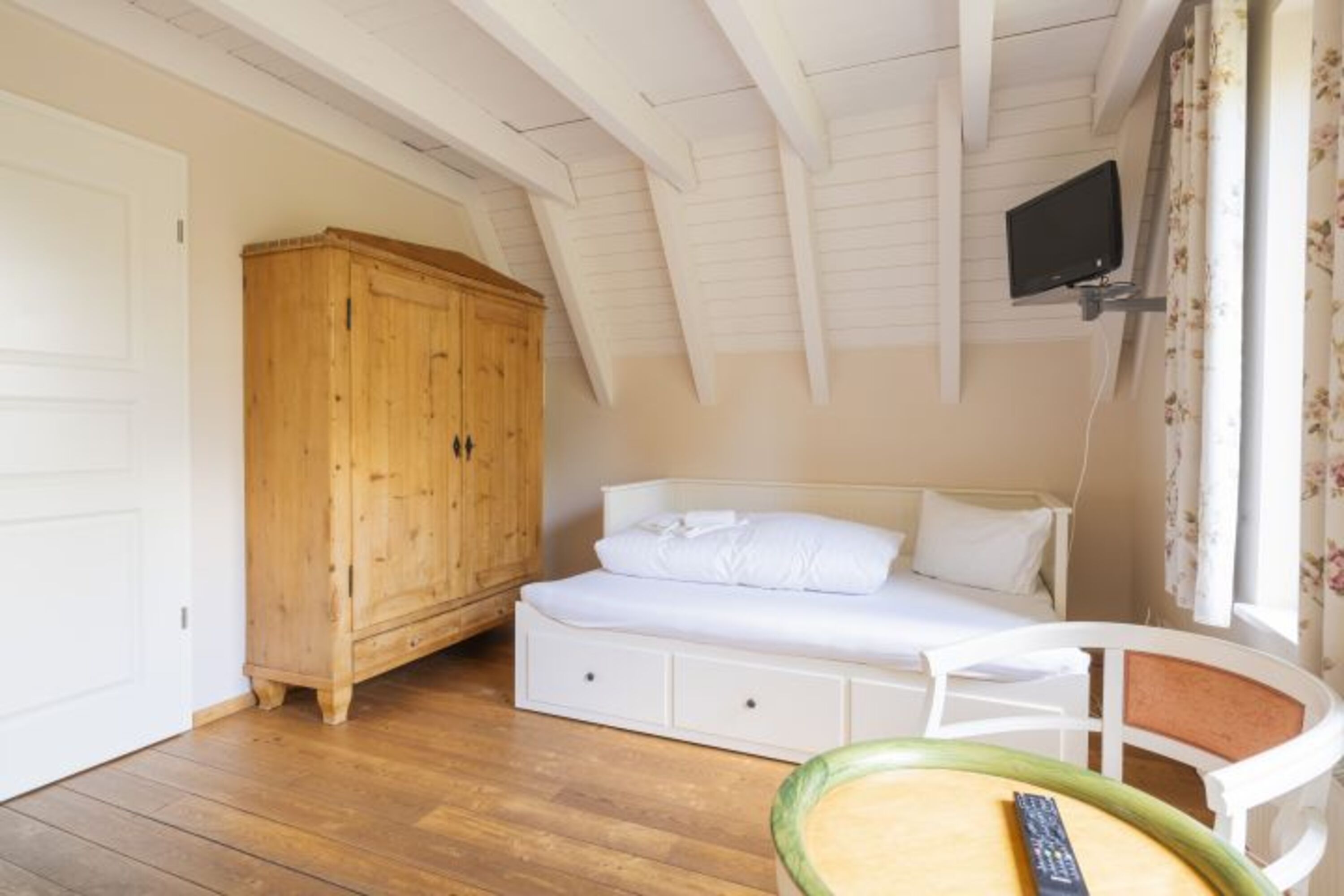 Reetdachhaus Schwalbe- Schlafzimmer 2 mit TV