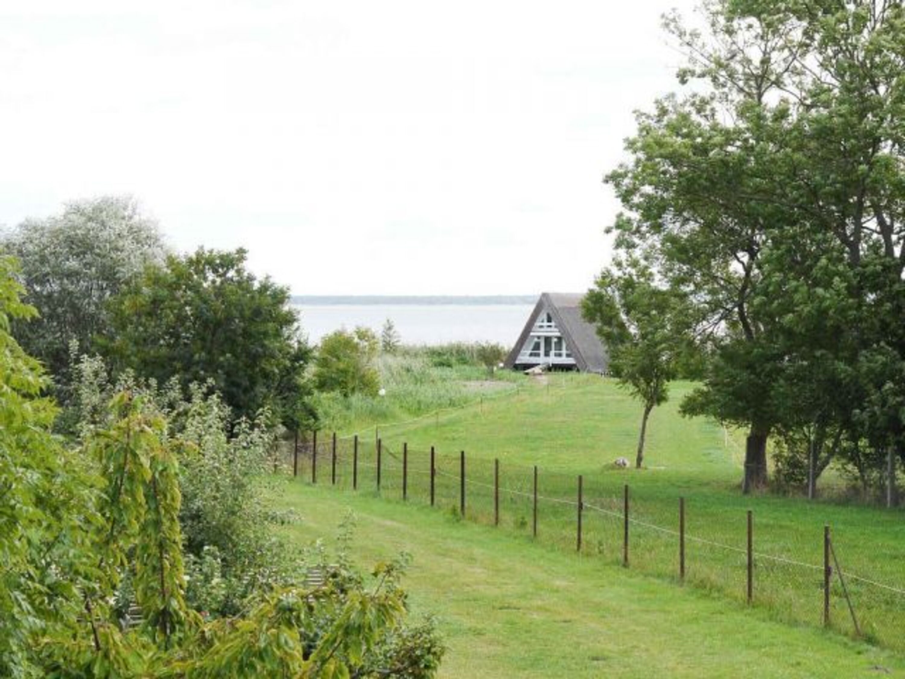 Blick in den Garten zum Achterwasser
