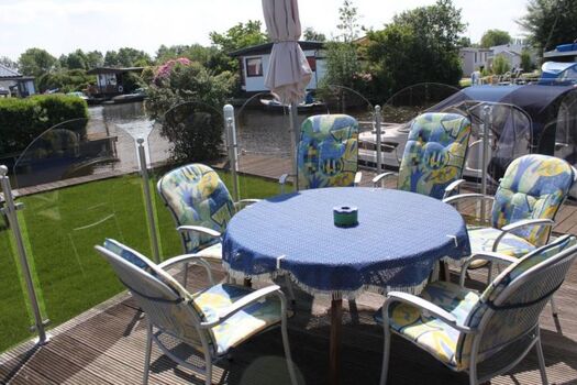 Die geschützt Terrasse ist nahezu kindersicher