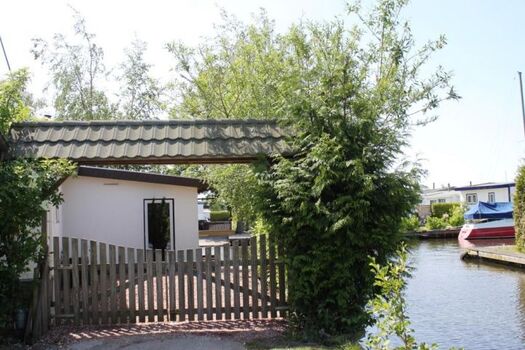 Zufahrt zu dem rundam eingefriedeten Garten