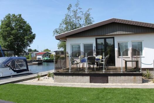 Das Chalet in Südlage ist gleich dreiseitig von Grachten umgeben