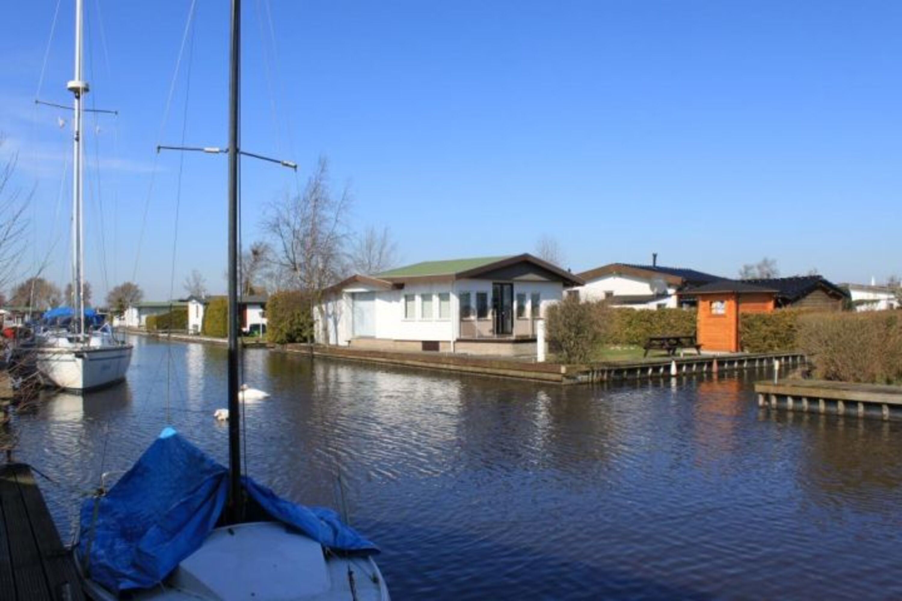 Blick auf das Chalet und den Südgarten