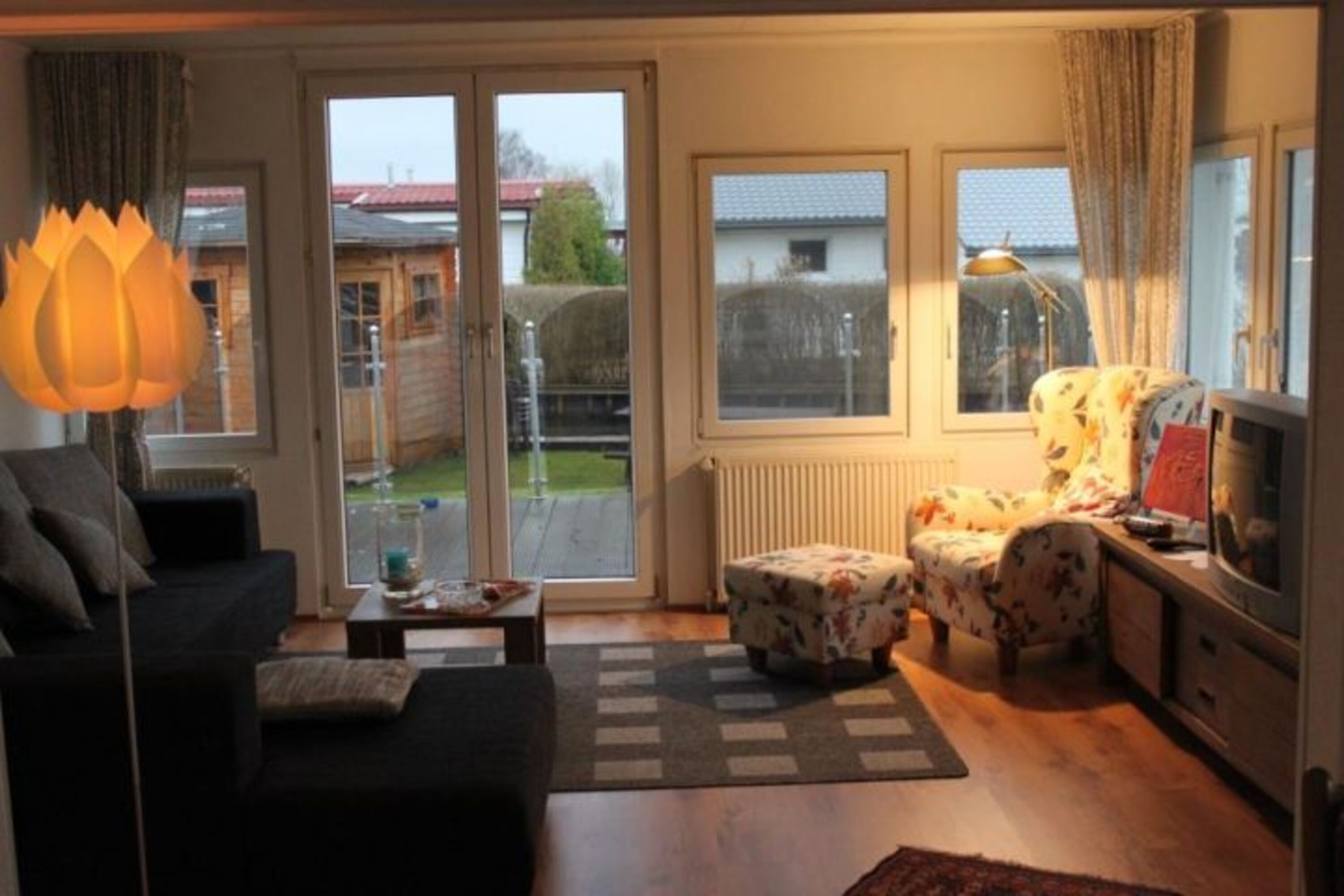 Sicht auf die Flügeltür zu der Terrasse und zum Garten