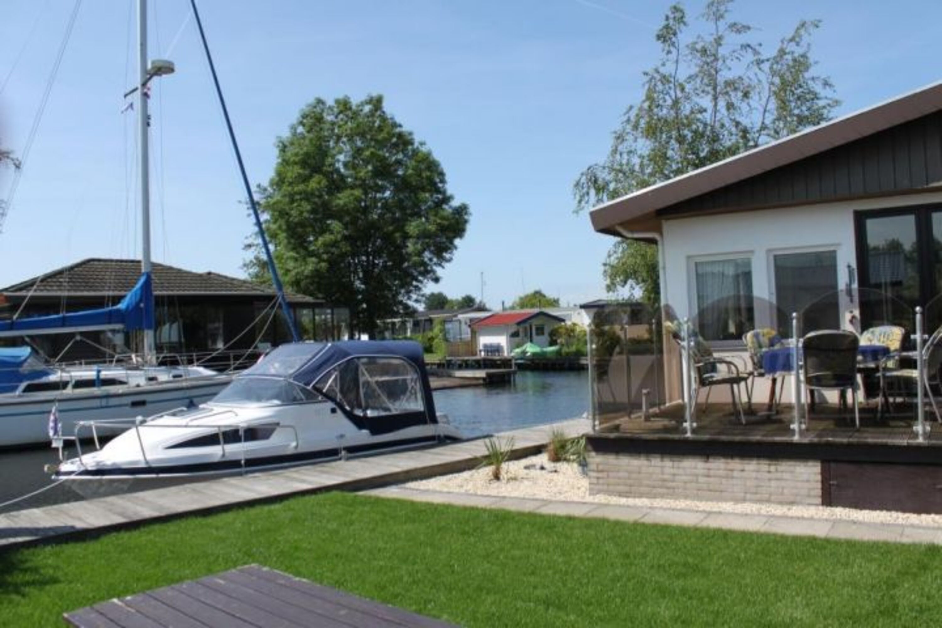 Wasser-Chalet de Brekken mit Sportboot Aqualine 550, 50 PS