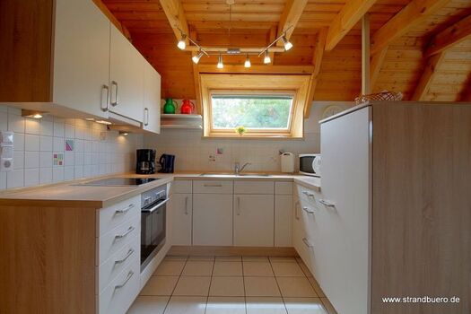 Küche mit Spülmaschine, Backofen, Ceranfeld