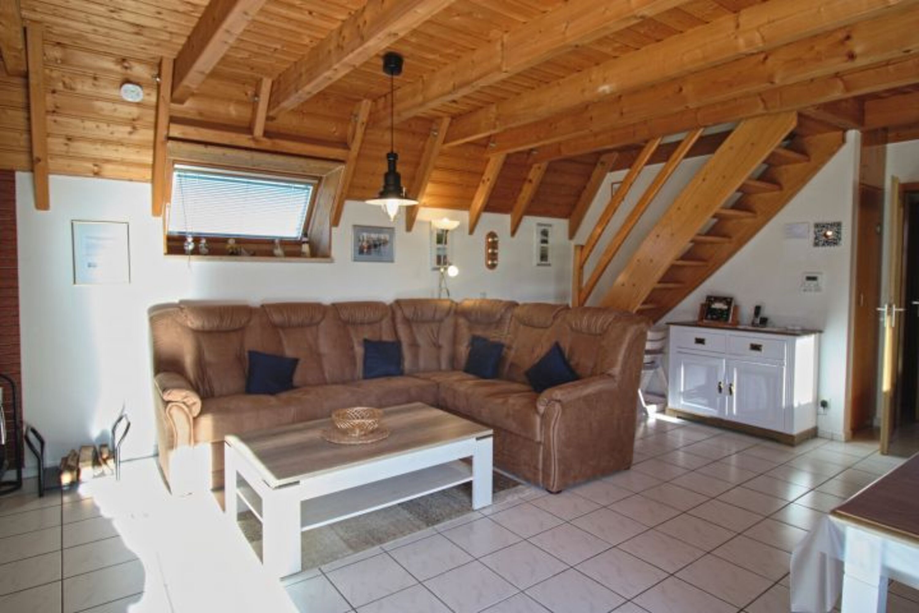 Wohnraum mit Sitzgruppe und Treppe