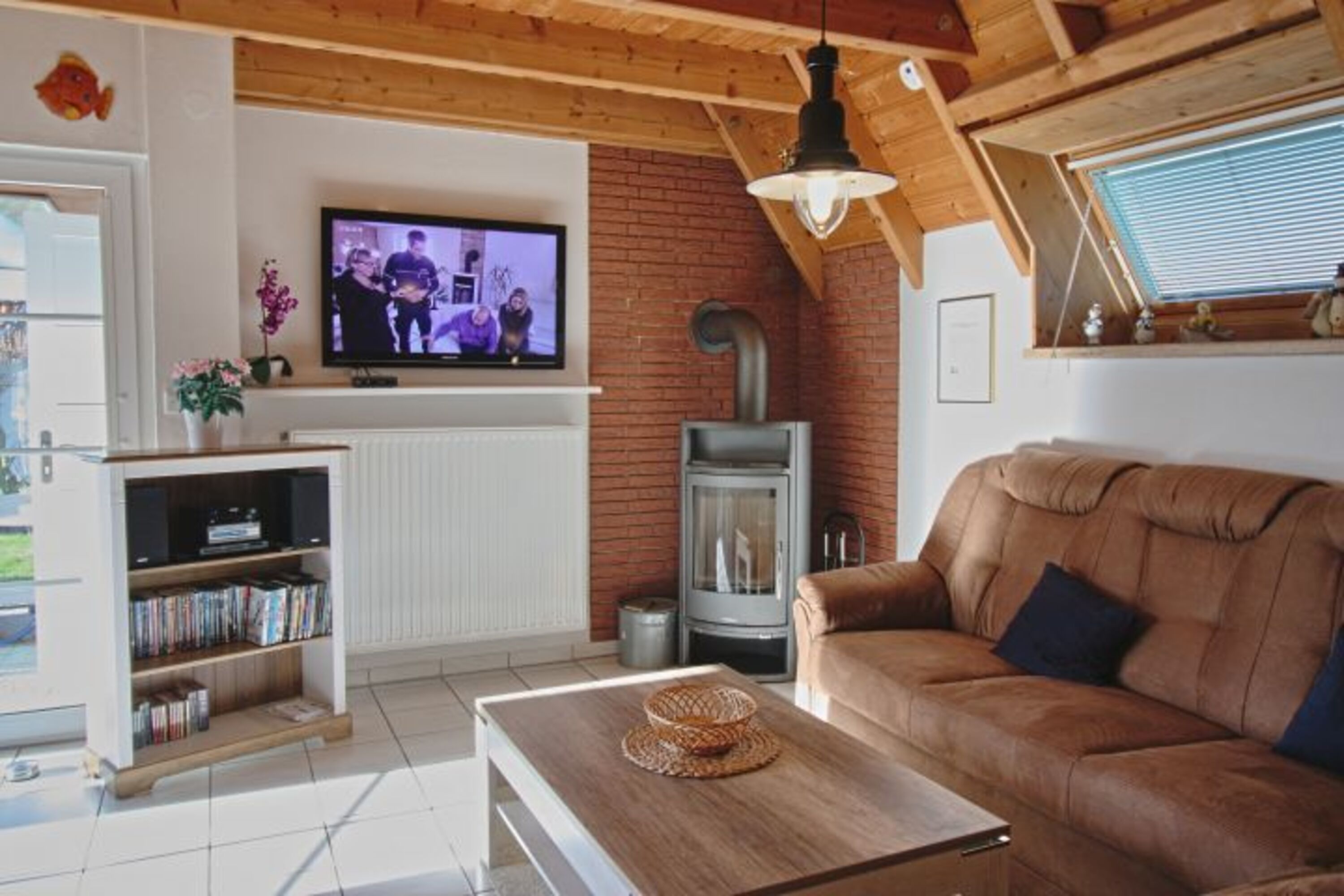 Wohnraum mit Musikanlage, Fernseher, Kamin
