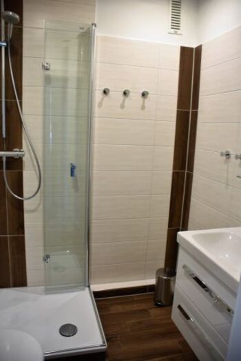 Modernes Duschbad