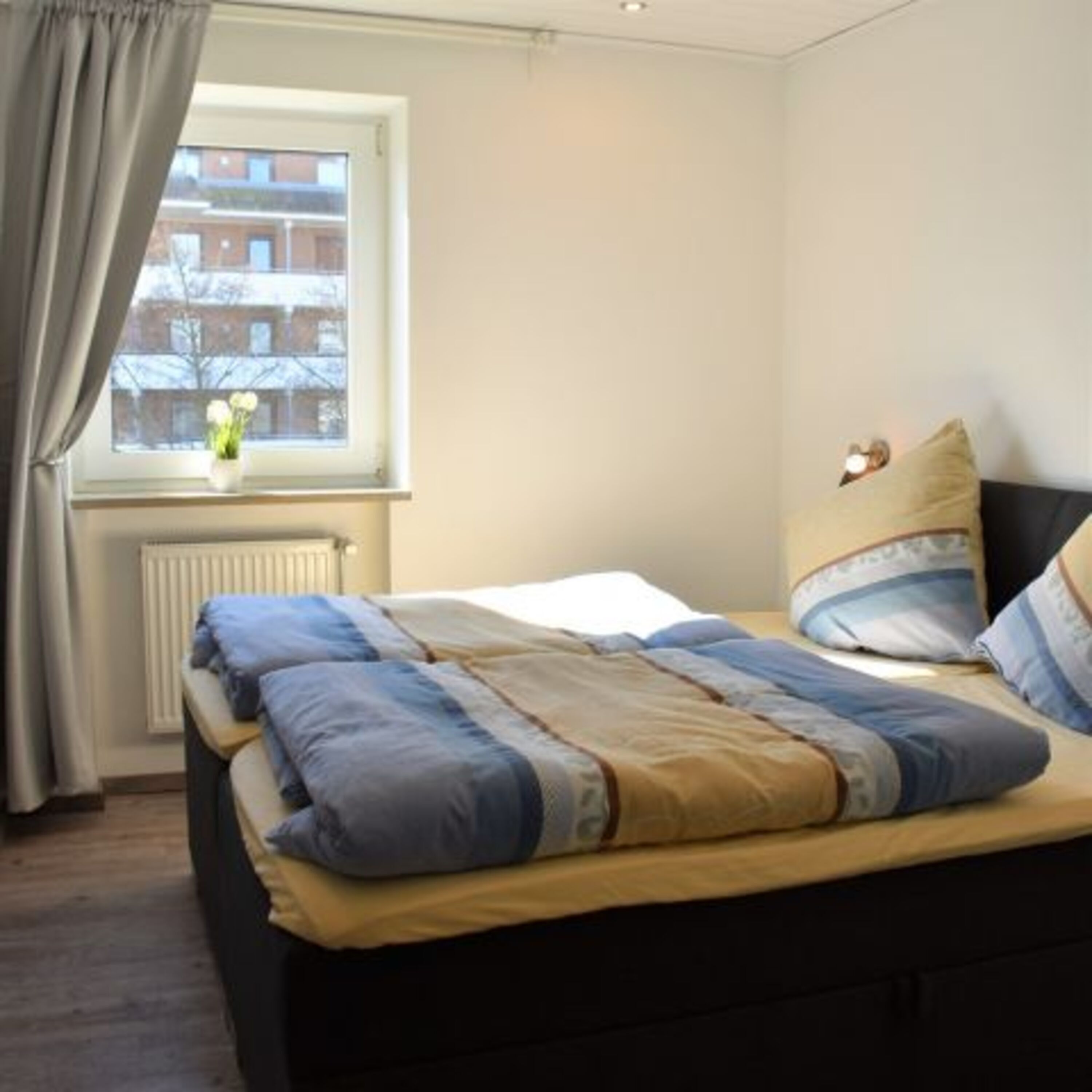 Schlafzimmer mit Doppelbett