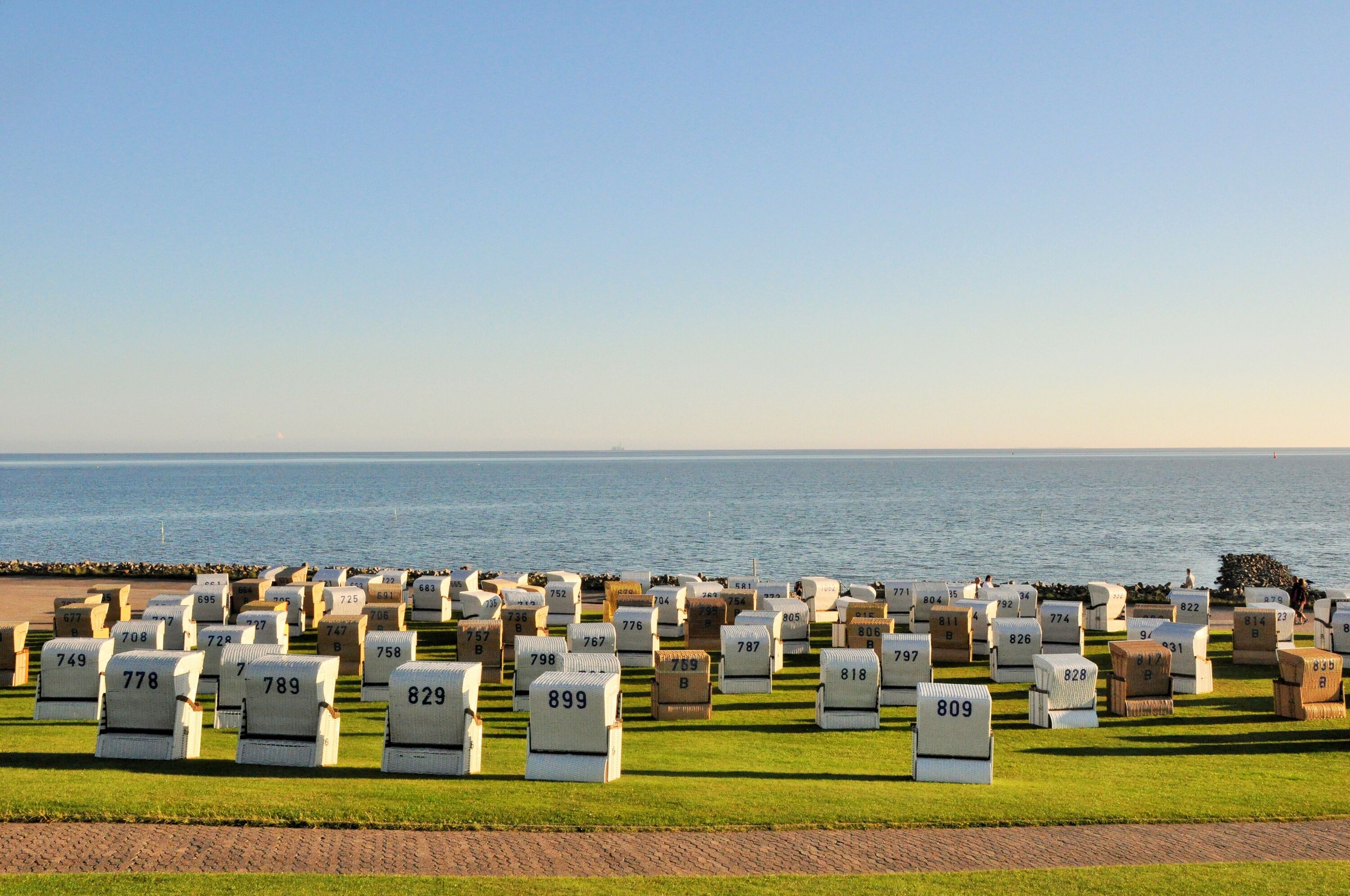 Strandkörbe am Deich