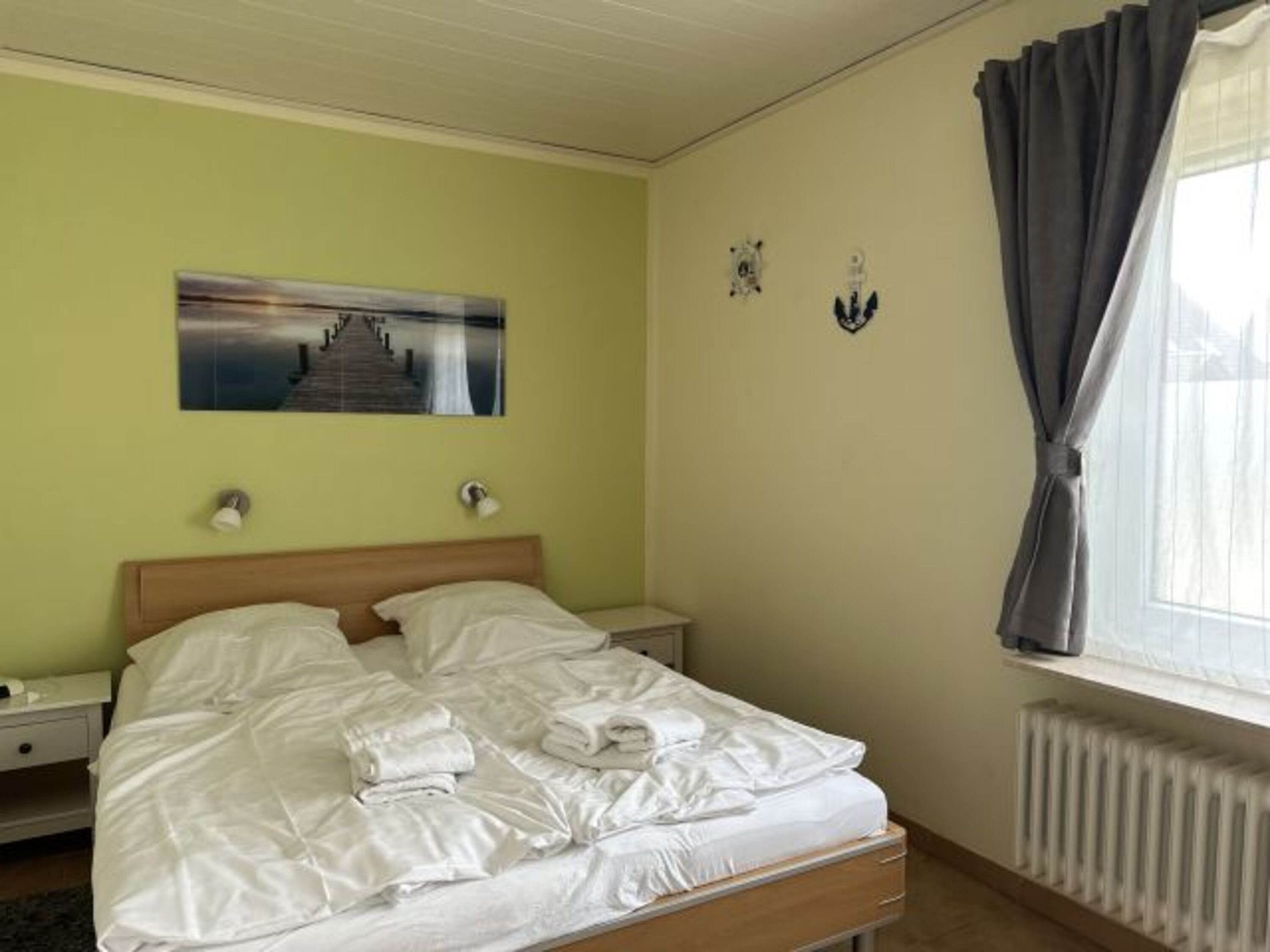 Schlafzimmer mit Doppelbett