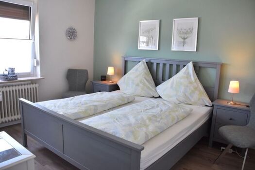 Schlafzimmer mit Doppelbett